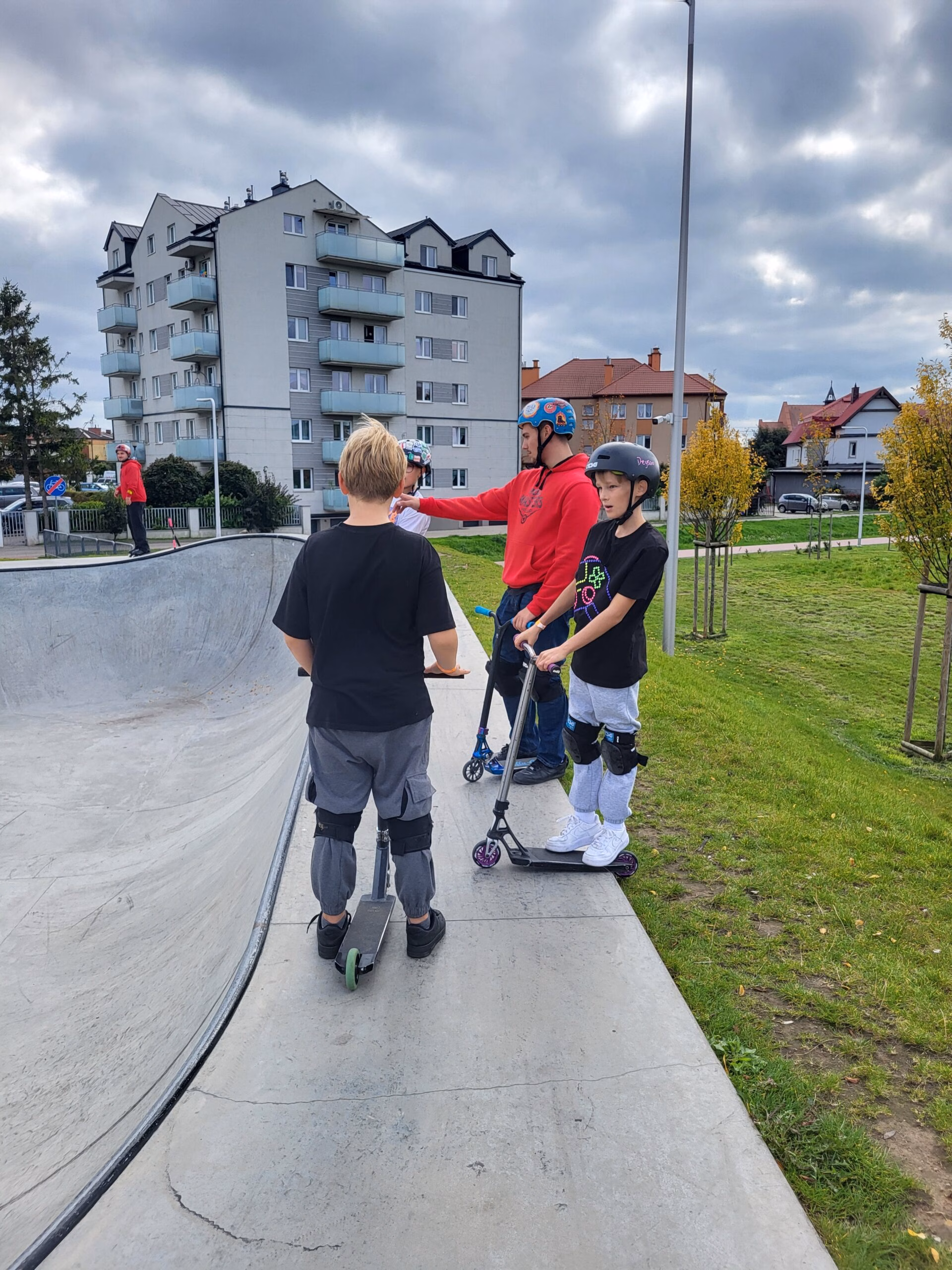 Rolkowy Fun Day 2 - fotorelacja z przebiegu wydarzenia. Dzieci jeżdżący na rolkach, deskorolce i hulajnogach