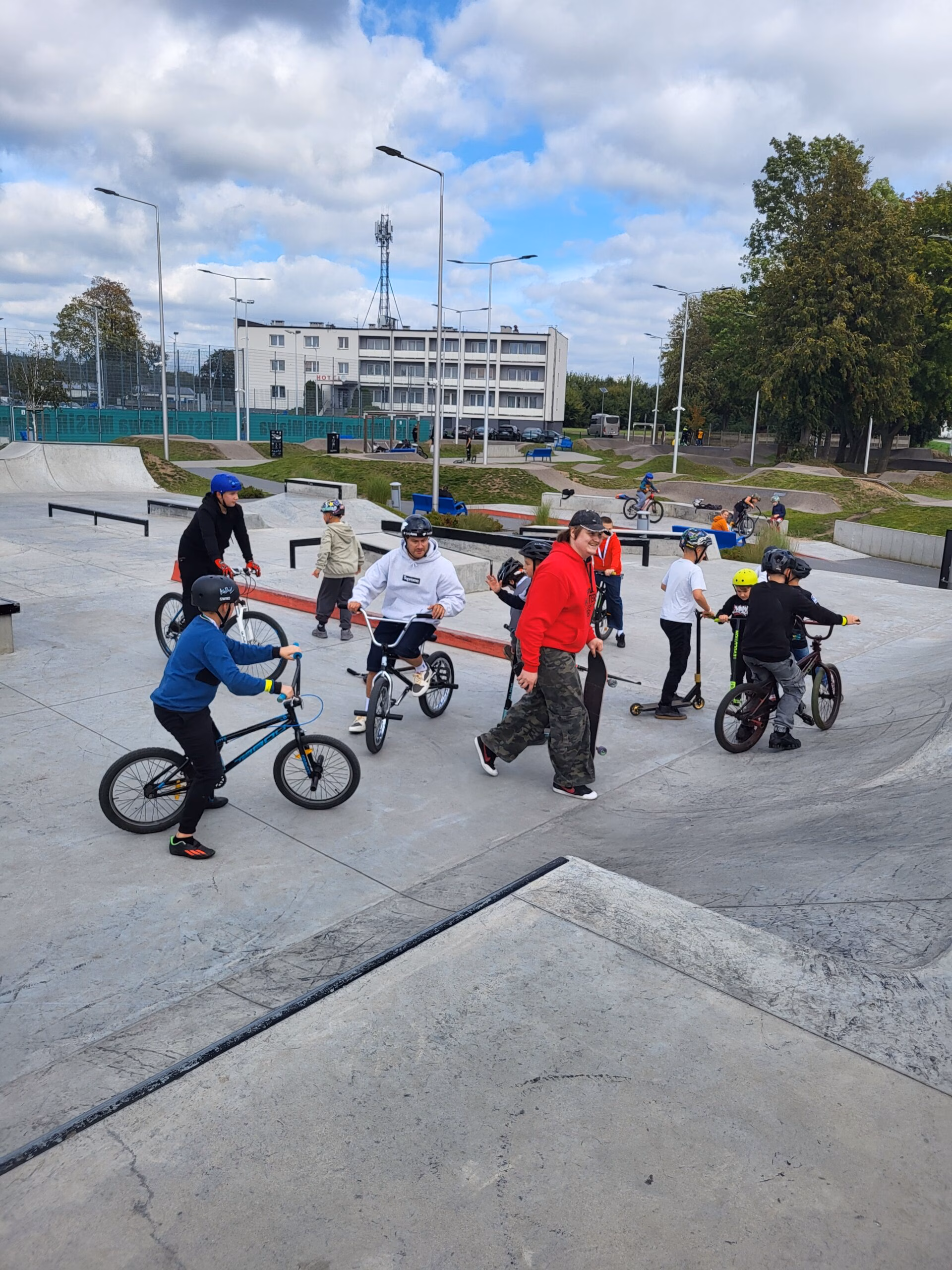 Rolkowy Fun Day 2 - fotorelacja z przebiegu wydarzenia. Dzieci jeżdżący na rolkach, deskorolce i hulajnogach