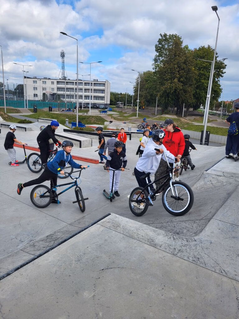 Rolkowy Fun Day 2 - fotorelacja z przebiegu wydarzenia. Dzieci jeżdżący na rolkach, deskorolce i hulajnogach