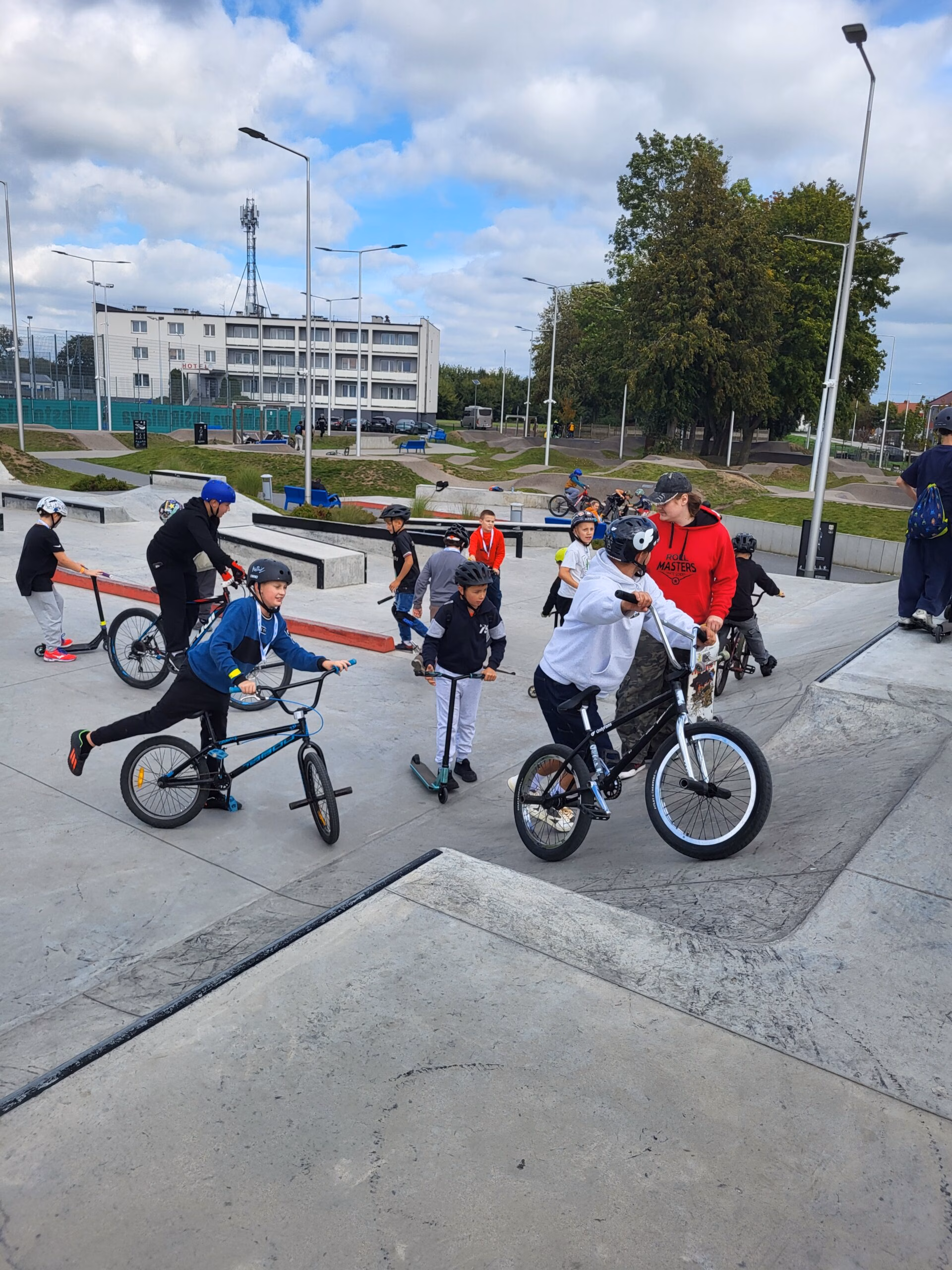 Rolkowy Fun Day 2 - fotorelacja z przebiegu wydarzenia. Dzieci jeżdżący na rolkach, deskorolce i hulajnogach