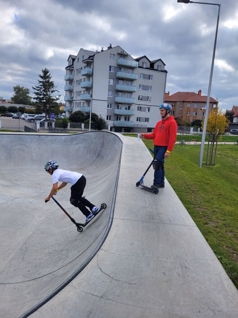 Rolkowy Fun Day 2 - fotorelacja z przebiegu wydarzenia. Dzieci jeżdżący na rolkach, deskorolce i hulajnogach