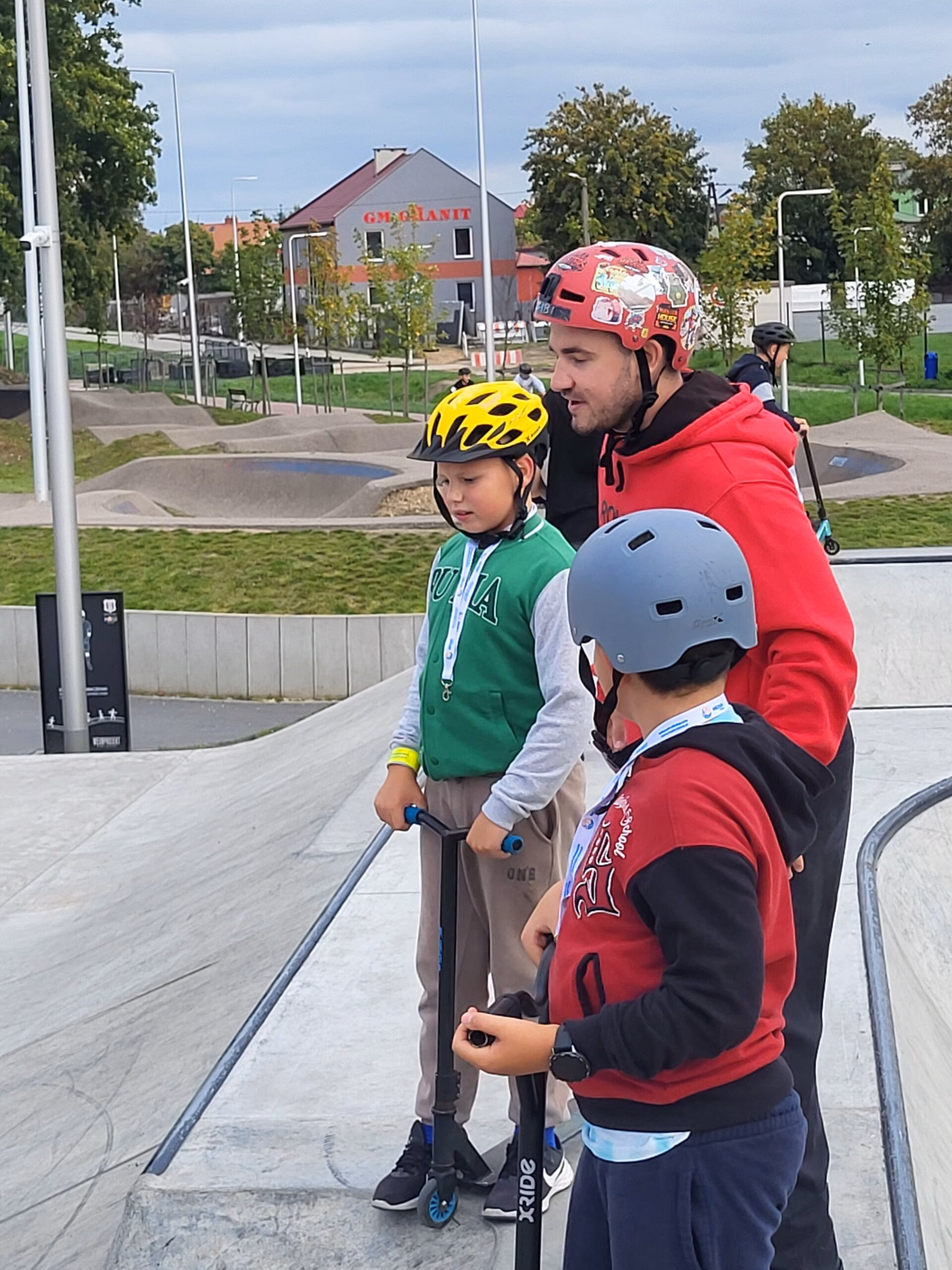 Rolkowy Fun Day 2 - fotorelacja z przebiegu wydarzenia. Dzieci jeżdżący na rolkach, deskorolce i hulajnogach