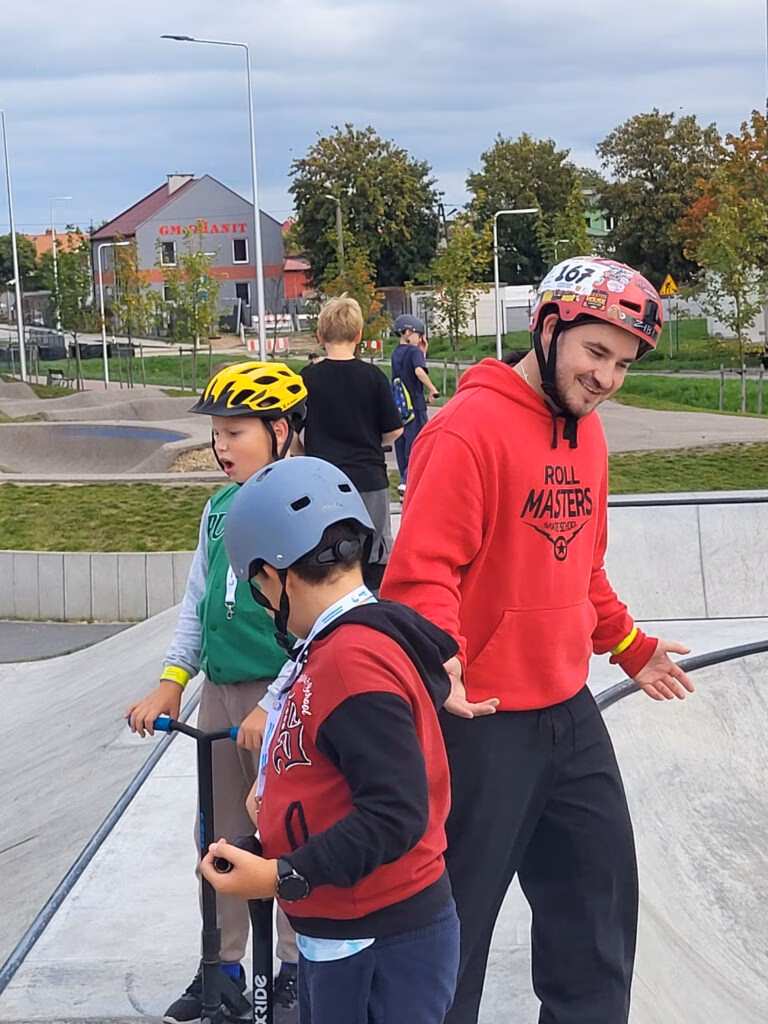 Rolkowy Fun Day 2 - fotorelacja z przebiegu wydarzenia. Dzieci jeżdżący na rolkach, deskorolce i hulajnogach