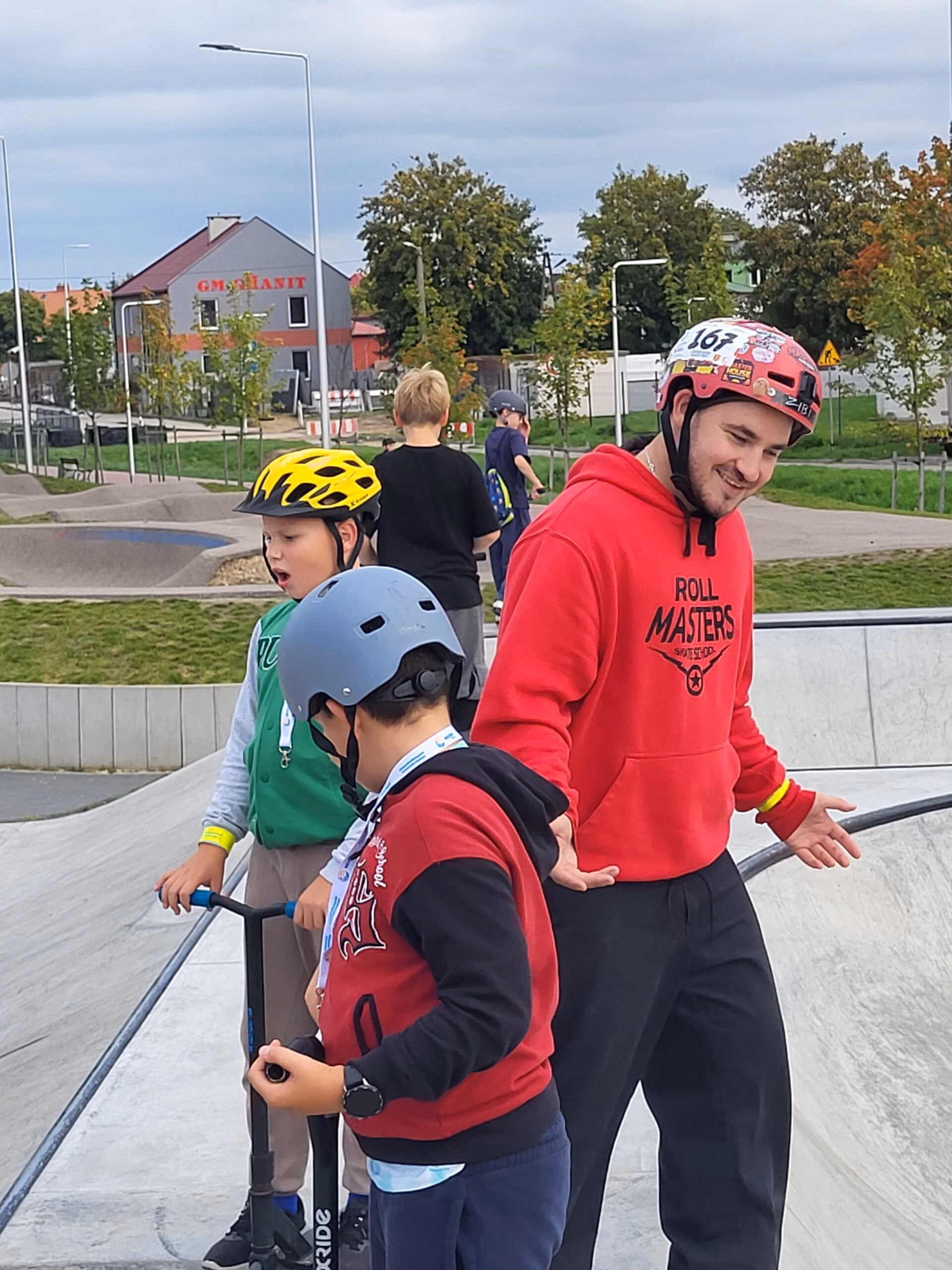 Rolkowy Fun Day 2 - fotorelacja z przebiegu wydarzenia. Dzieci jeżdżący na rolkach, deskorolce i hulajnogach
