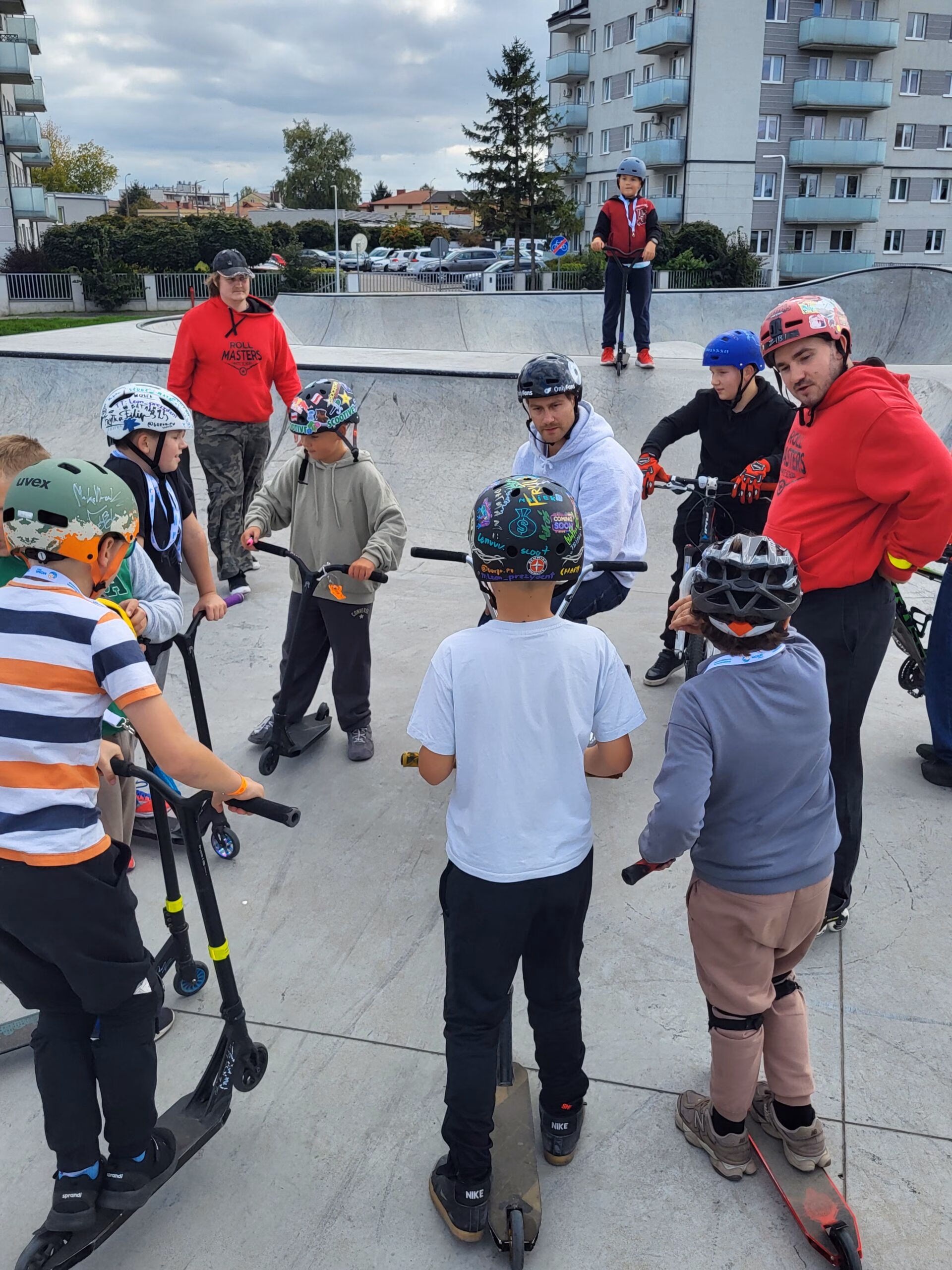 Rolkowy Fun Day 2 - fotorelacja z przebiegu wydarzenia. Dzieci jeżdżący na rolkach, deskorolce i hulajnogach