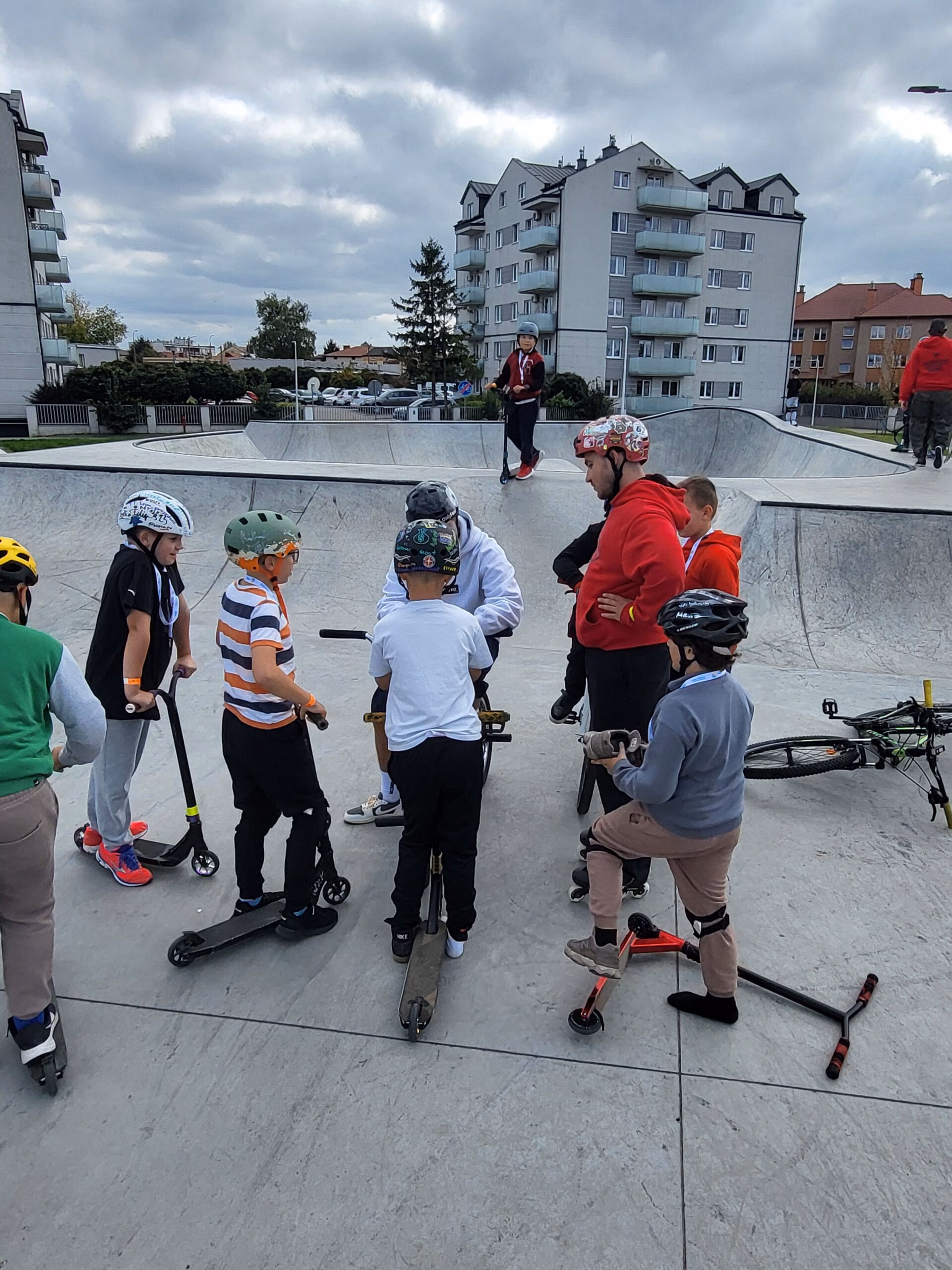 Rolkowy Fun Day 2 - fotorelacja z przebiegu wydarzenia. Dzieci jeżdżący na rolkach, deskorolce i hulajnogach