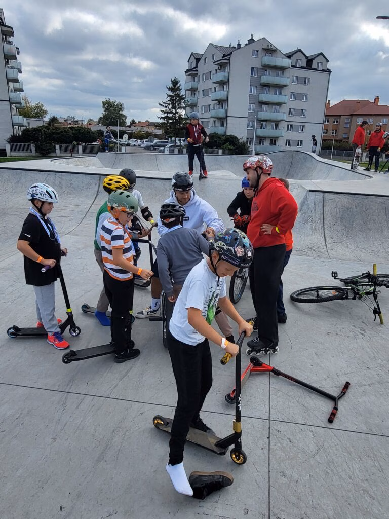 Rolkowy Fun Day 2 - fotorelacja z przebiegu wydarzenia. Dzieci jeżdżący na rolkach, deskorolce i hulajnogach