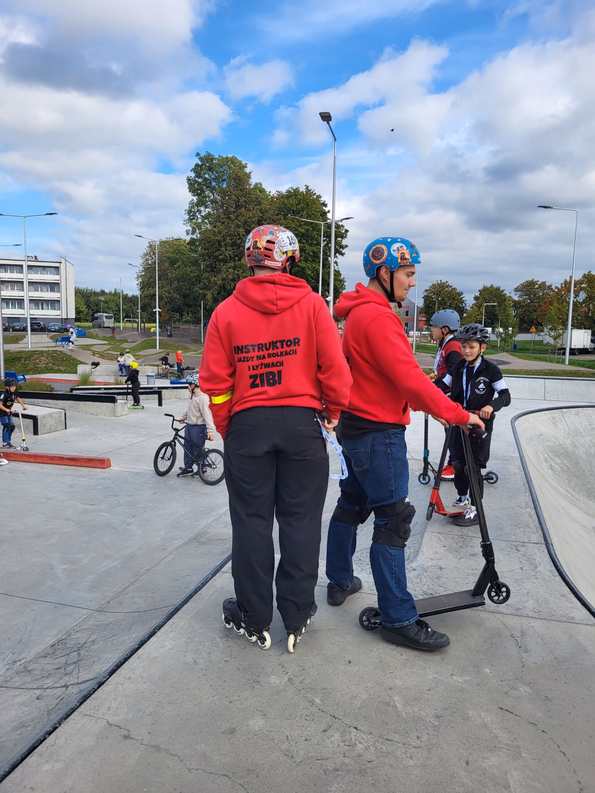 Rolkowy Fun Day 2 - fotorelacja z przebiegu wydarzenia. Dzieci jeżdżący na rolkach, deskorolce i hulajnogach