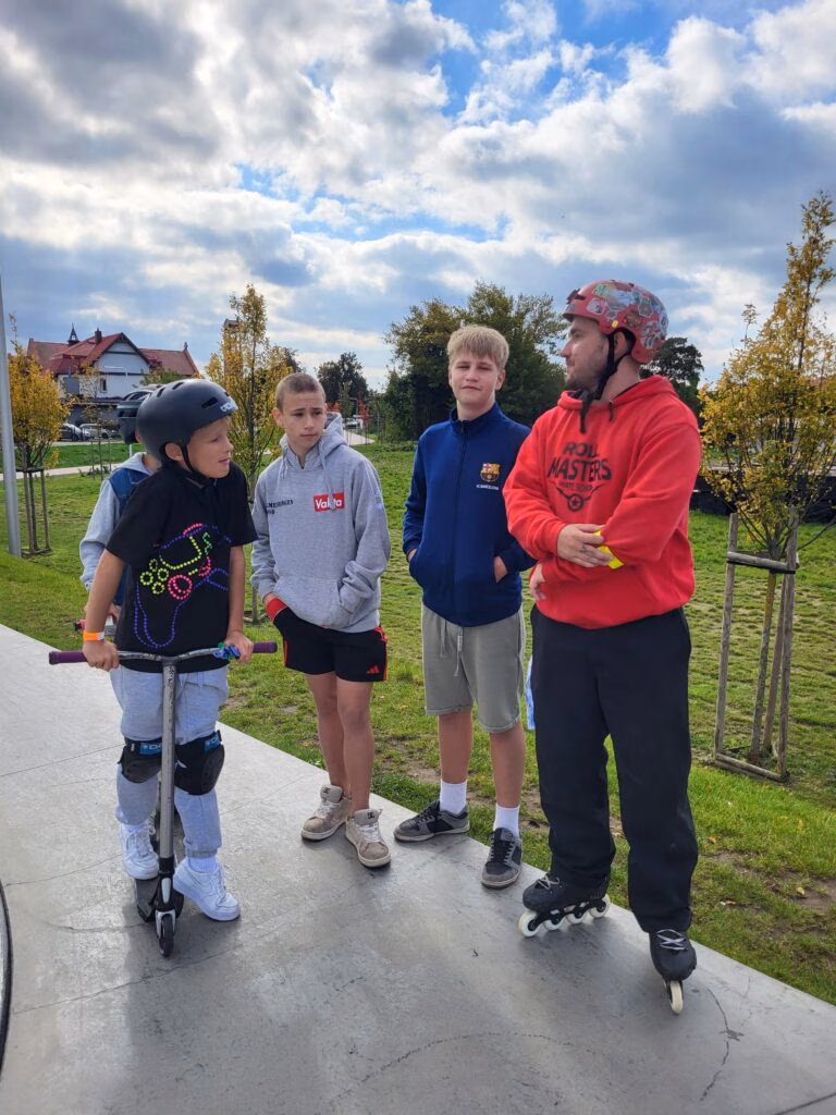 Rolkowy Fun Day 2 - fotorelacja z przebiegu wydarzenia. Dzieci jeżdżący na rolkach, deskorolce i hulajnogach