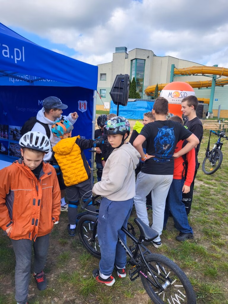 Rolkowy Fun Day 2 - fotorelacja z przebiegu wydarzenia. Dzieci jeżdżący na rolkach, deskorolce i hulajnogach