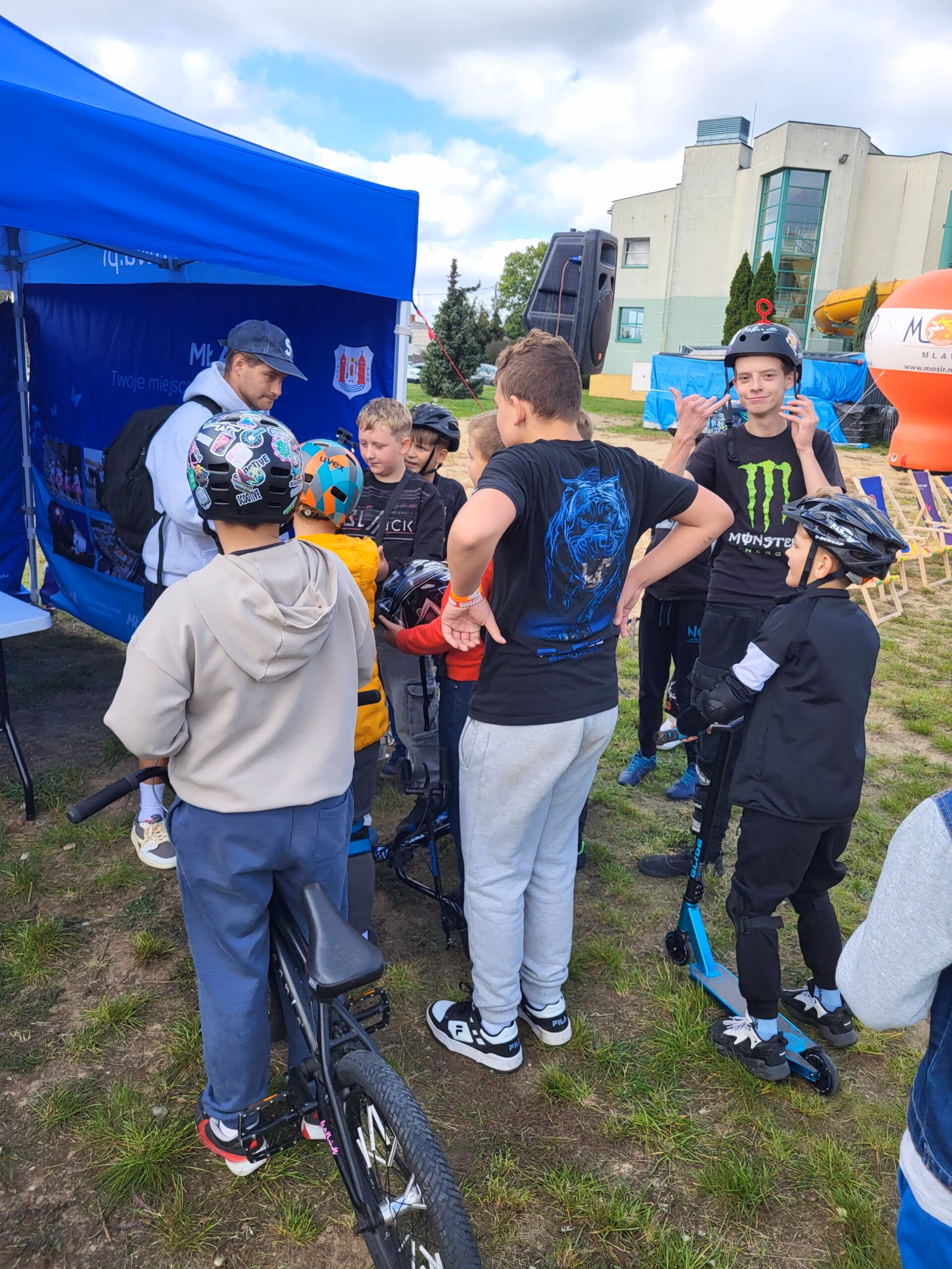 Rolkowy Fun Day 2 - fotorelacja z przebiegu wydarzenia. Dzieci jeżdżący na rolkach, deskorolce i hulajnogach