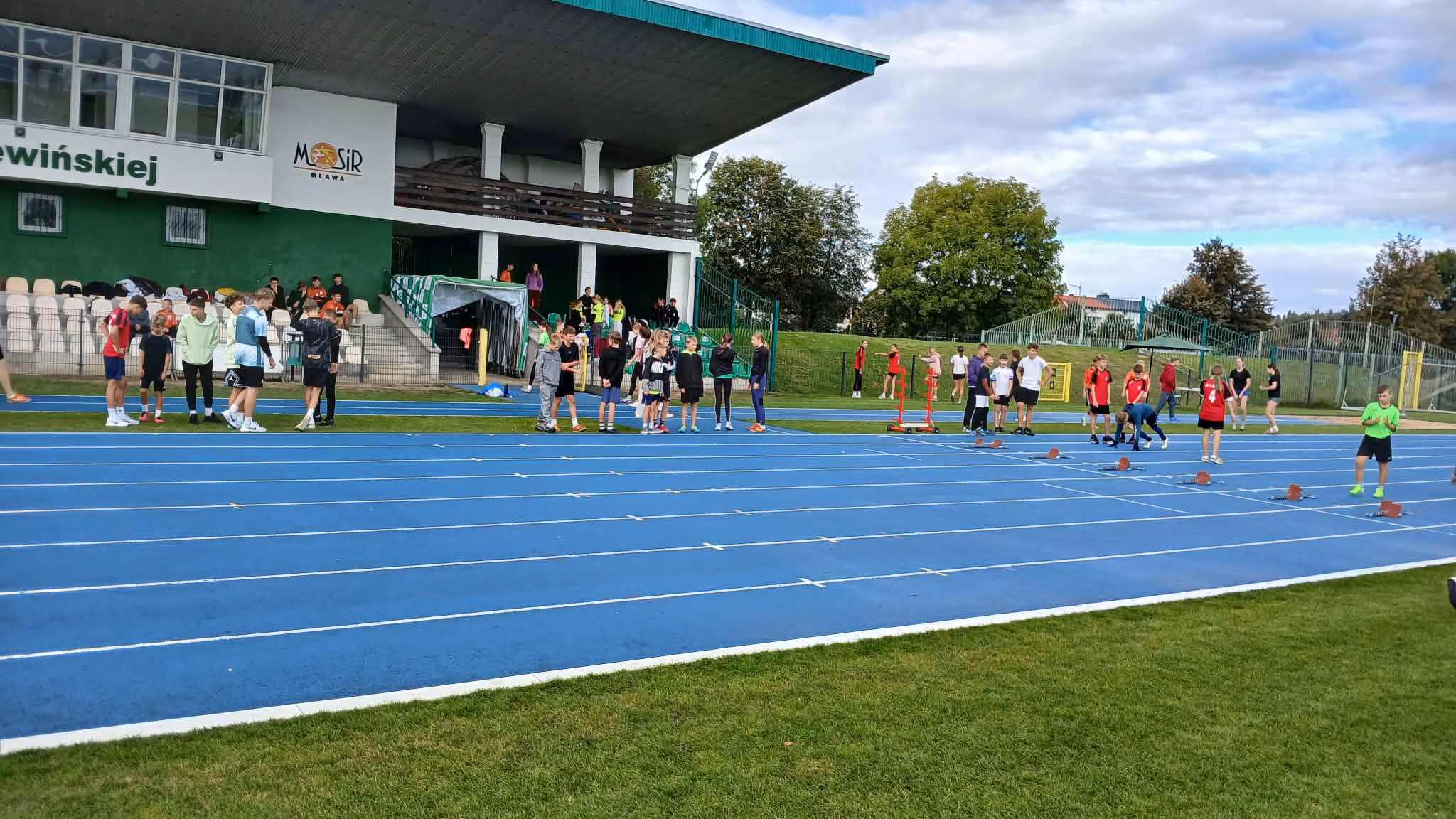 Dzieci podczas zawodów sportowych w Mławie. Pierwszy Rzut Lekkoatletyczny Szkół Podstawowych - zdjęcie nr 6