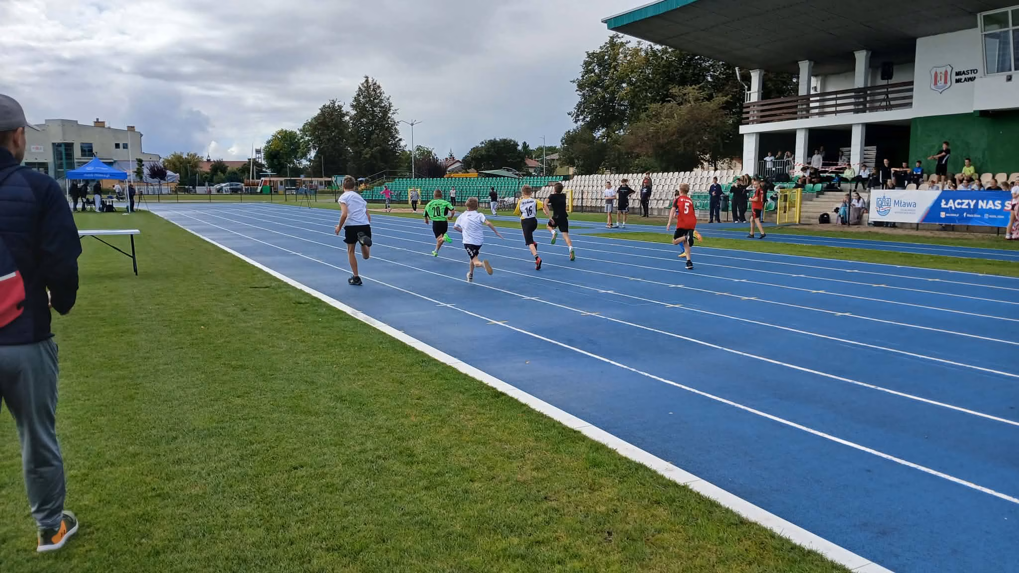 Dzieci podczas zawodów sportowych w Mławie. Pierwszy Rzut Lekkoatletyczny Szkół Podstawowych - zdjęcie nr 14
