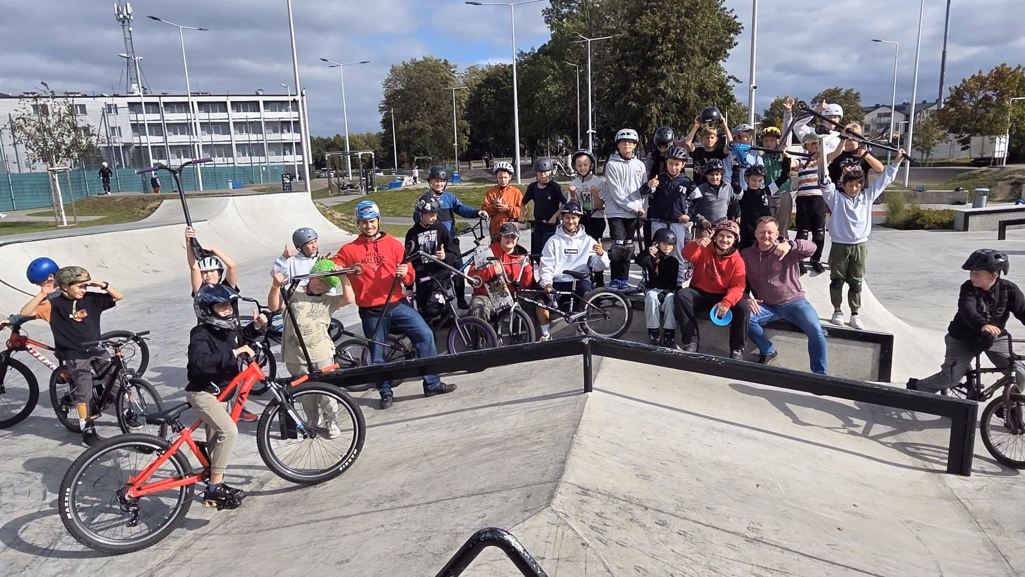 Rolkowy Fun Day 2 - fotorelacja z przebiegu wydarzenia. Dzieci jeżdżący na rolkach, deskorolce i hulajnogach