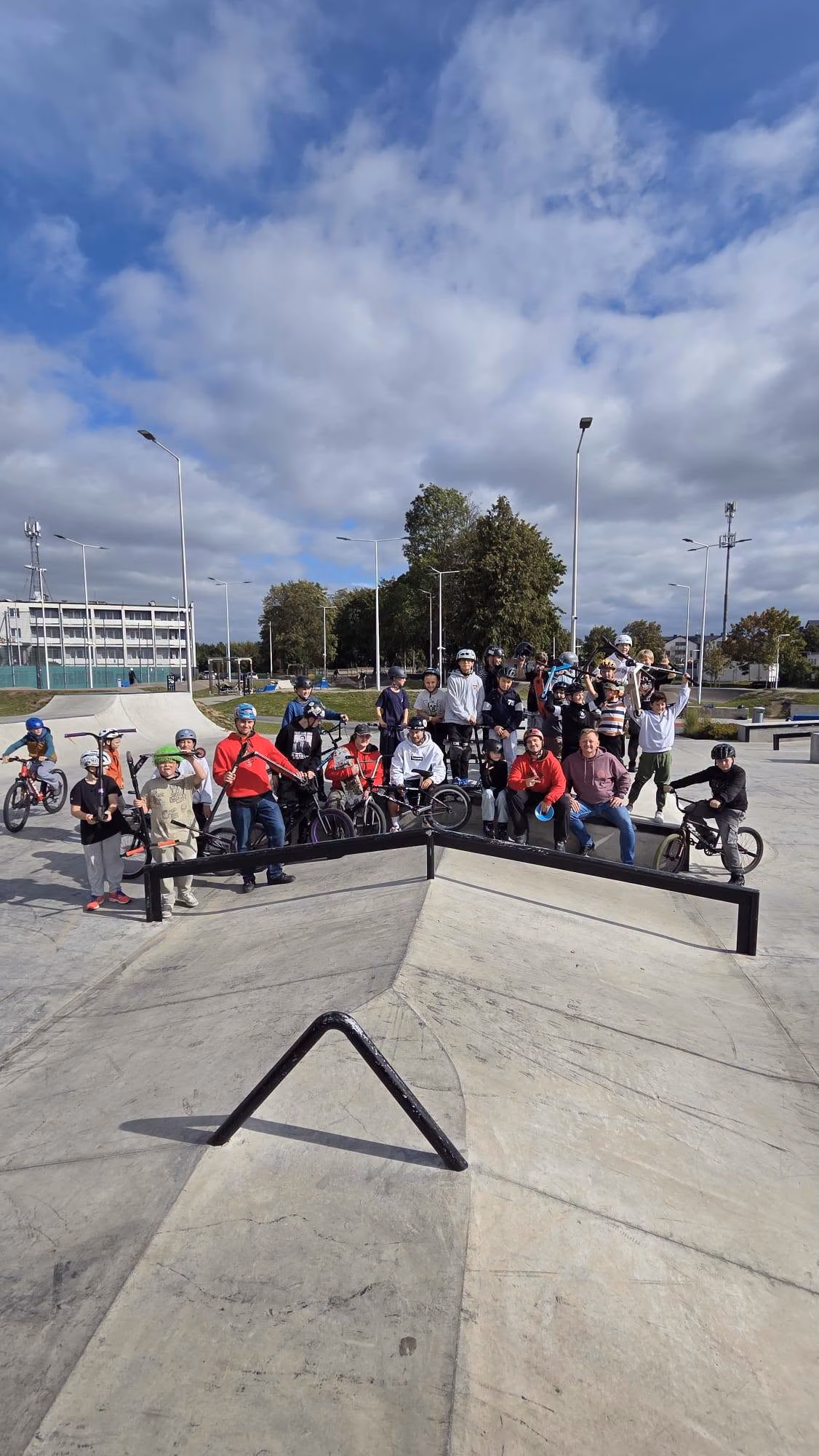 Rolkowy Fun Day 2 - fotorelacja z przebiegu wydarzenia. Dzieci jeżdżący na rolkach, deskorolce i hulajnogach