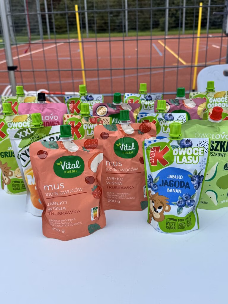 Aktywny Orlik 2026 - zdjęcia z szóstego wydarzenia. Dzieci uczestniczą w zajęciach sportowo-rekreacyjnych, warsztatach kulinarnych i pierwszej pomocy przedmedycznej. Zdjęcie nr 2