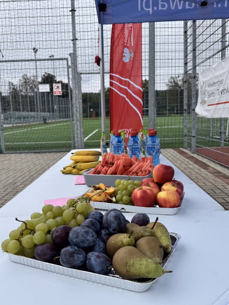 Aktywny Orlik 2026 - zdjęcia z szóstego wydarzenia. Dzieci uczestniczą w zajęciach sportowo-rekreacyjnych, warsztatach kulinarnych i pierwszej pomocy przedmedycznej. Zdjęcie nr 3