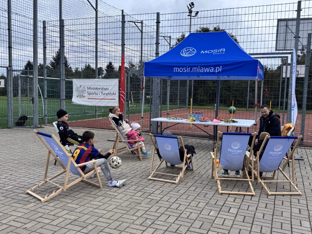 Aktywny Orlik 2026 - zdjęcia z szóstego wydarzenia. Dzieci uczestniczą w zajęciach sportowo-rekreacyjnych, warsztatach kulinarnych i pierwszej pomocy przedmedycznej. Zdjęcie nr 4
