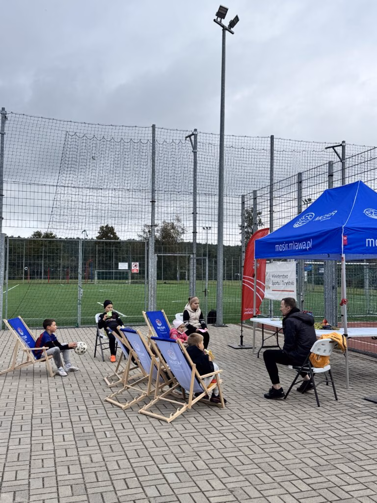 Aktywny Orlik 2026 - zdjęcia z szóstego wydarzenia. Dzieci uczestniczą w zajęciach sportowo-rekreacyjnych, warsztatach kulinarnych i pierwszej pomocy przedmedycznej. Zdjęcie nr 5