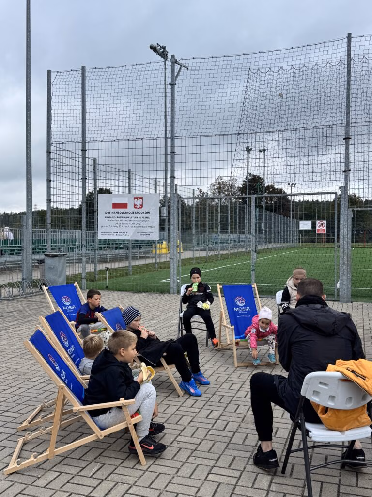 Aktywny Orlik 2026 - zdjęcia z szóstego wydarzenia. Dzieci uczestniczą w zajęciach sportowo-rekreacyjnych, warsztatach kulinarnych i pierwszej pomocy przedmedycznej. Zdjęcie nr 6