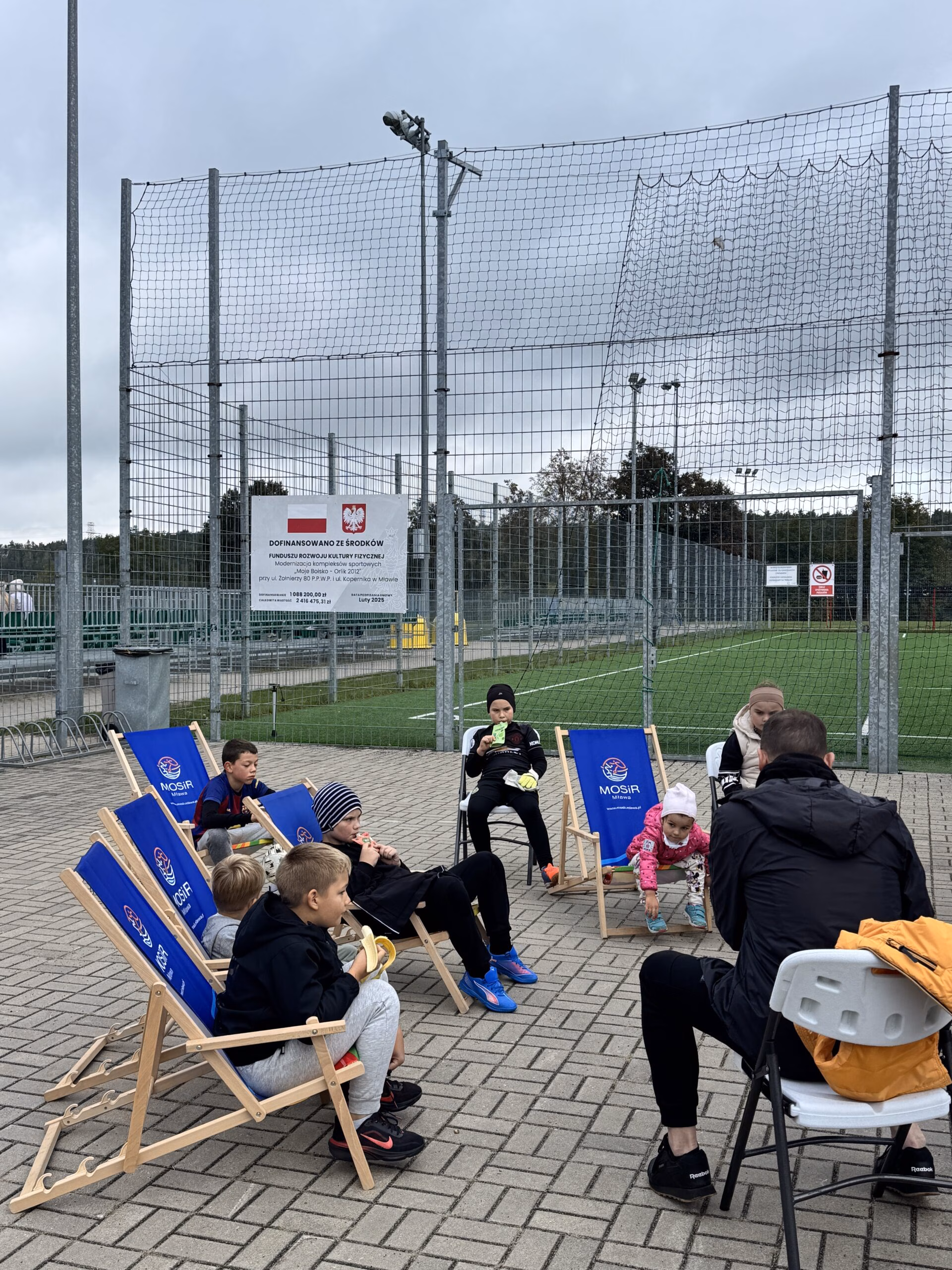 Aktywny Orlik 2026 - zdjęcia z szóstego wydarzenia. Dzieci uczestniczą w zajęciach sportowo-rekreacyjnych, warsztatach kulinarnych i pierwszej pomocy przedmedycznej. Zdjęcie nr 6