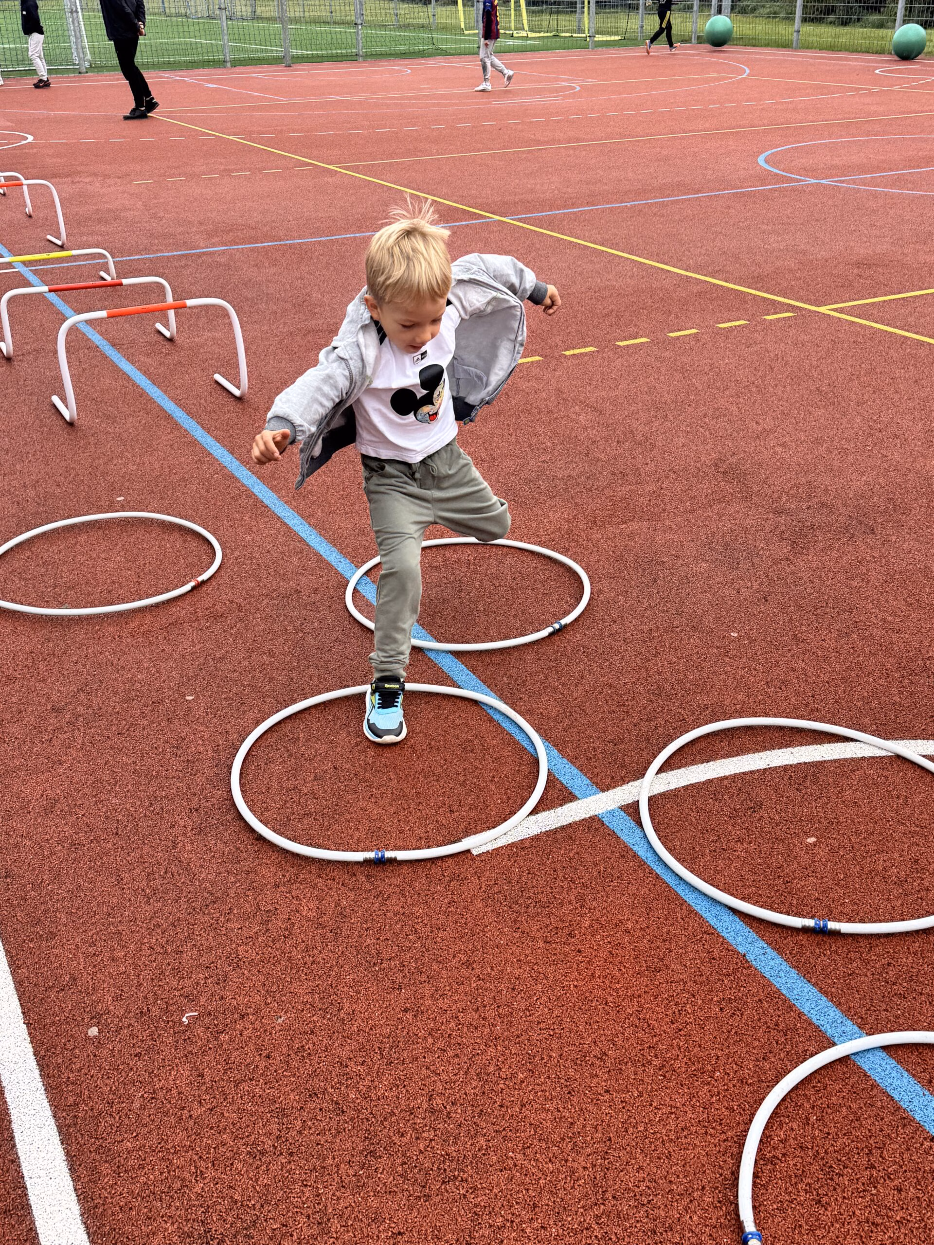 Aktywny Orlik 2026 - zdjęcia z szóstego wydarzenia. Dzieci uczestniczą w zajęciach sportowo-rekreacyjnych, warsztatach kulinarnych i pierwszej pomocy przedmedycznej. Zdjęcie nr 7