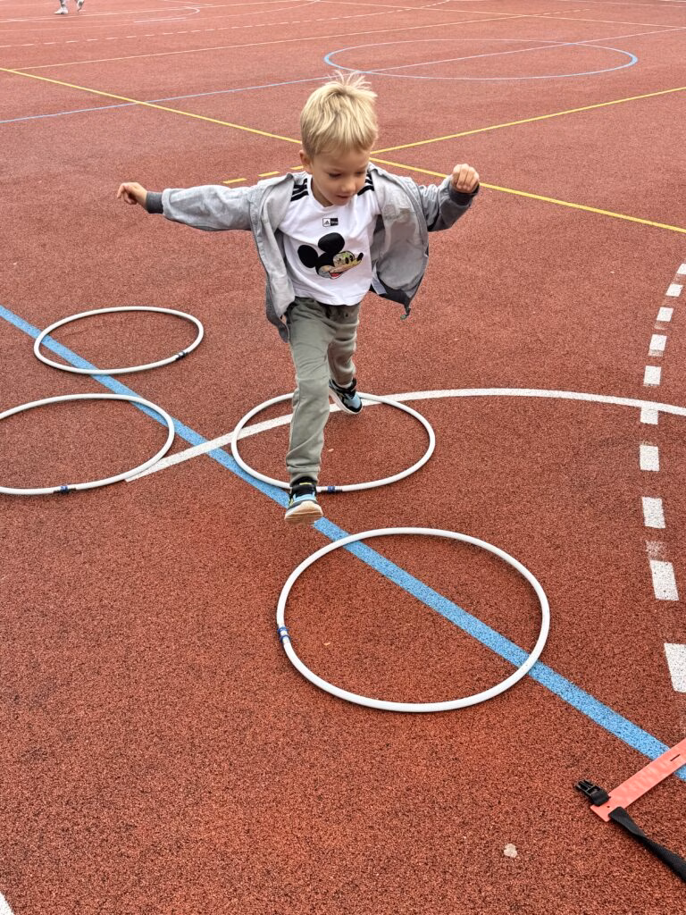 Aktywny Orlik 2026 - zdjęcia z szóstego wydarzenia. Dzieci uczestniczą w zajęciach sportowo-rekreacyjnych, warsztatach kulinarnych i pierwszej pomocy przedmedycznej. Zdjęcie nr 8