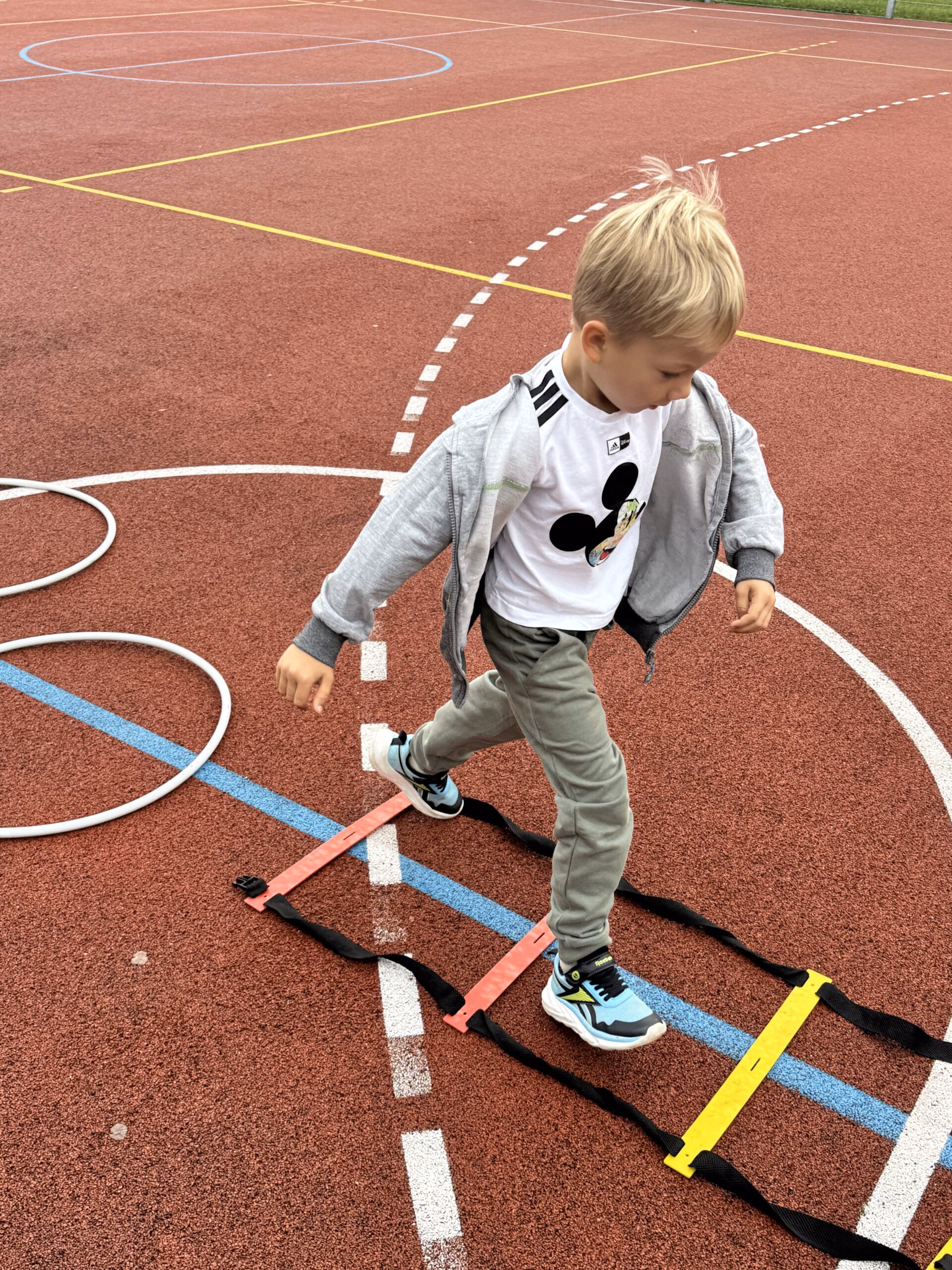 Aktywny Orlik 2026 - zdjęcia z szóstego wydarzenia. Dzieci uczestniczą w zajęciach sportowo-rekreacyjnych, warsztatach kulinarnych i pierwszej pomocy przedmedycznej. Zdjęcie nr 9