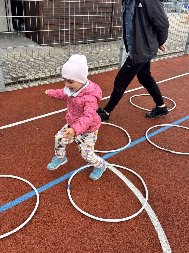 Aktywny Orlik 2026 - zdjęcia z szóstego wydarzenia. Dzieci uczestniczą w zajęciach sportowo-rekreacyjnych, warsztatach kulinarnych i pierwszej pomocy przedmedycznej. Zdjęcie nr 10