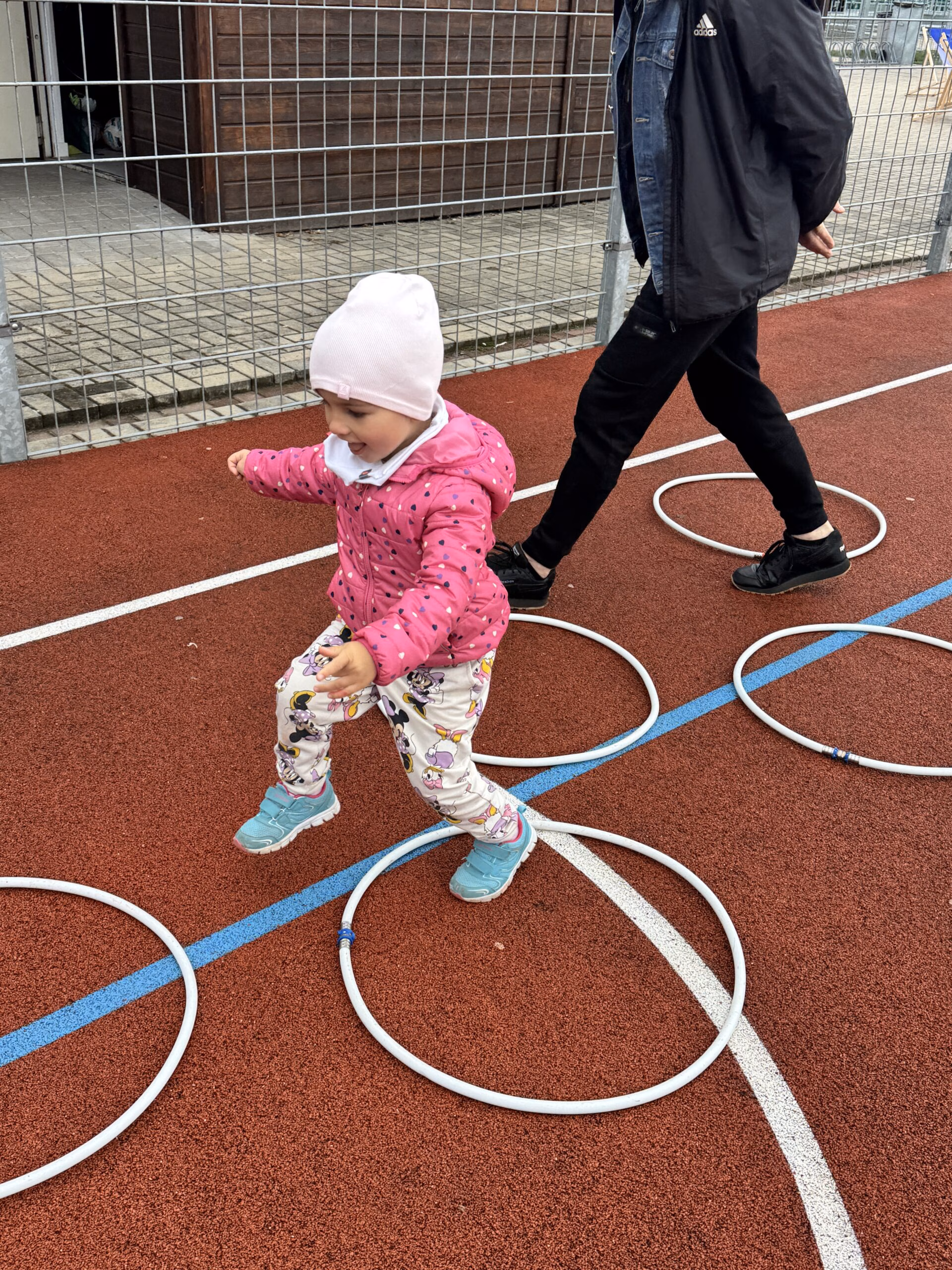Aktywny Orlik 2026 - zdjęcia z szóstego wydarzenia. Dzieci uczestniczą w zajęciach sportowo-rekreacyjnych, warsztatach kulinarnych i pierwszej pomocy przedmedycznej. Zdjęcie nr 10