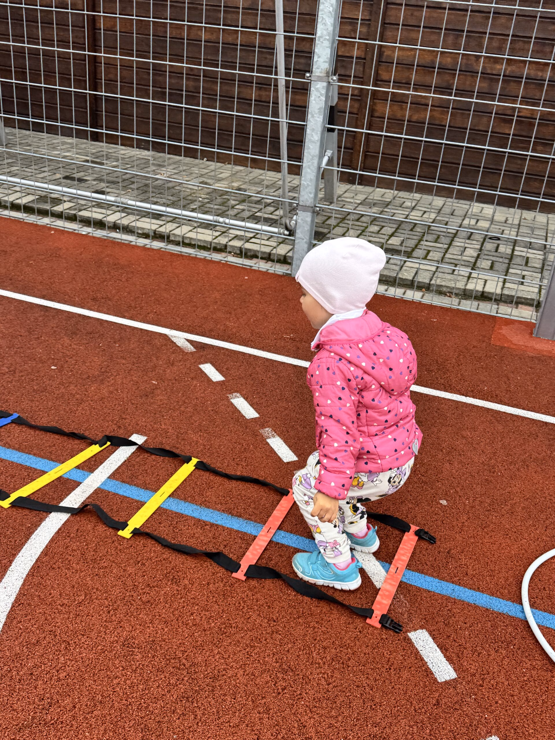 Aktywny Orlik 2026 - zdjęcia z szóstego wydarzenia. Dzieci uczestniczą w zajęciach sportowo-rekreacyjnych, warsztatach kulinarnych i pierwszej pomocy przedmedycznej. Zdjęcie nr 11