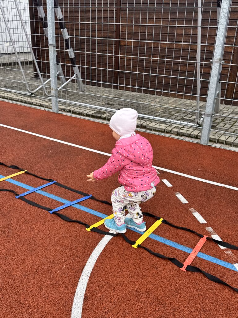 Aktywny Orlik 2026 - zdjęcia z szóstego wydarzenia. Dzieci uczestniczą w zajęciach sportowo-rekreacyjnych, warsztatach kulinarnych i pierwszej pomocy przedmedycznej. Zdjęcie nr 12