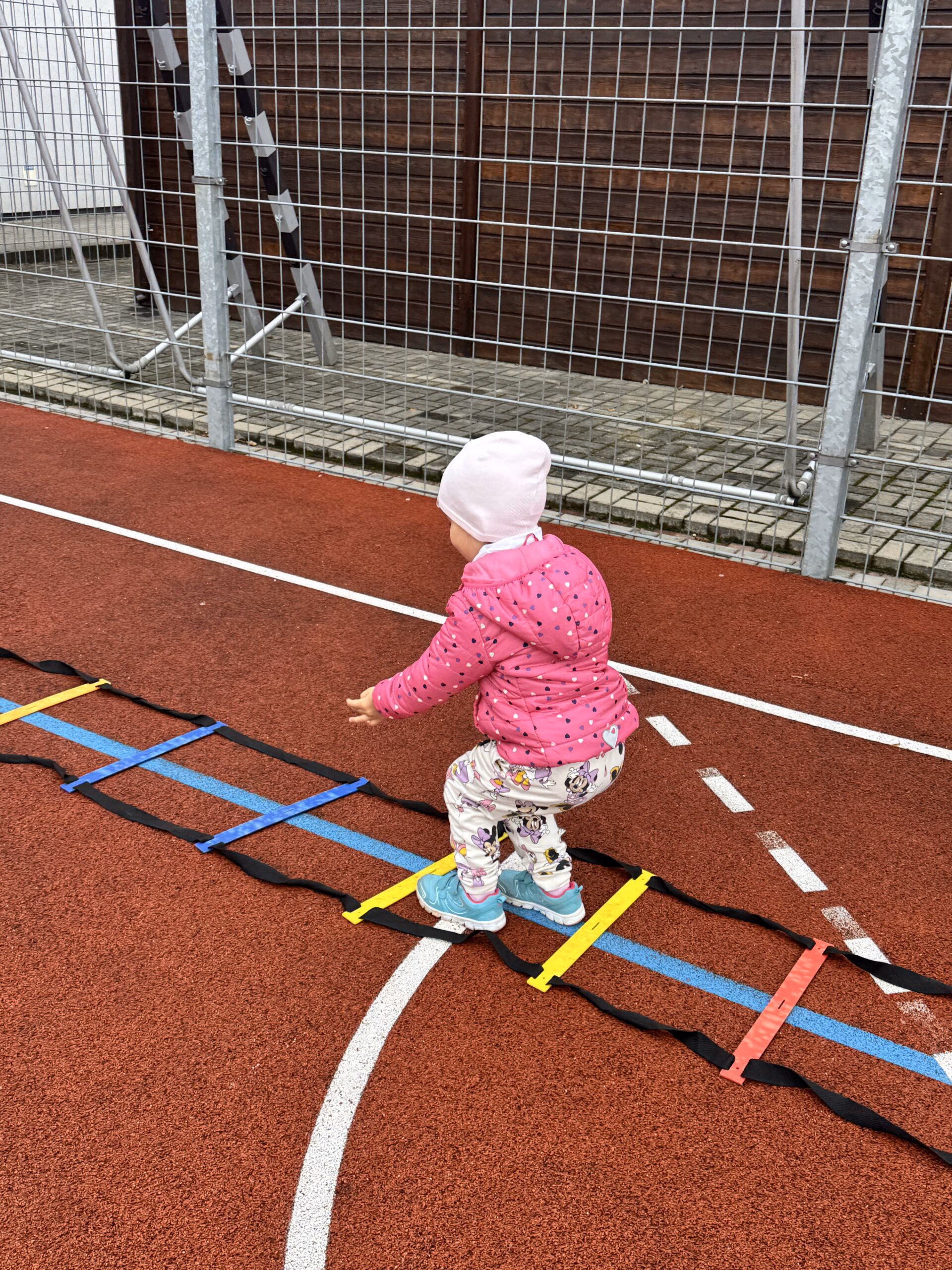 Aktywny Orlik 2026 - zdjęcia z szóstego wydarzenia. Dzieci uczestniczą w zajęciach sportowo-rekreacyjnych, warsztatach kulinarnych i pierwszej pomocy przedmedycznej. Zdjęcie nr 12