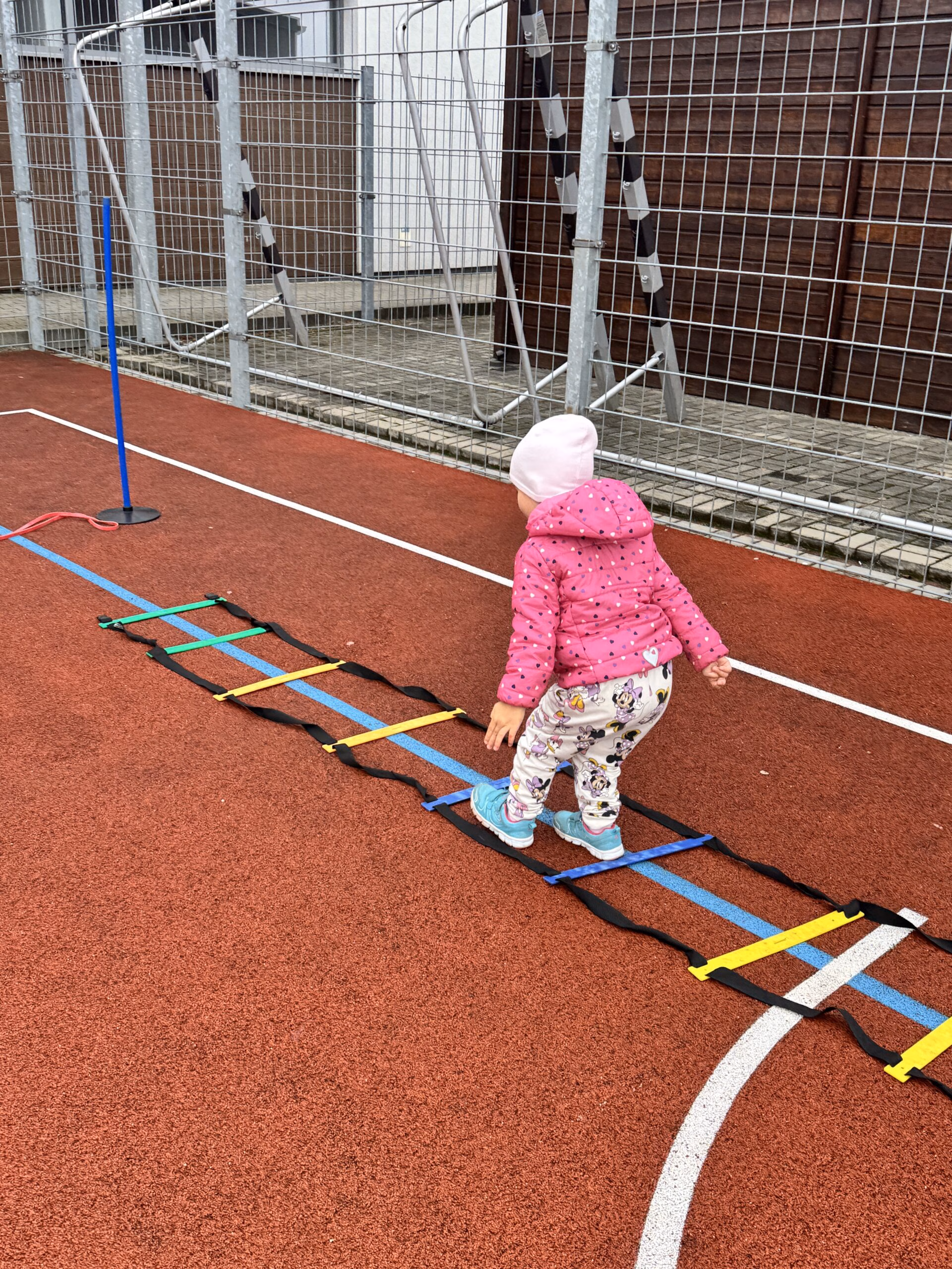 Aktywny Orlik 2026 - zdjęcia z szóstego wydarzenia. Dzieci uczestniczą w zajęciach sportowo-rekreacyjnych, warsztatach kulinarnych i pierwszej pomocy przedmedycznej. Zdjęcie nr 13