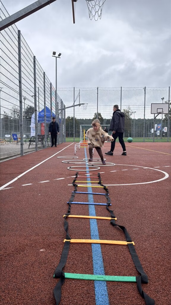 Aktywny Orlik 2026 - zdjęcia z szóstego wydarzenia. Dzieci uczestniczą w zajęciach sportowo-rekreacyjnych, warsztatach kulinarnych i pierwszej pomocy przedmedycznej. Zdjęcie nr 14