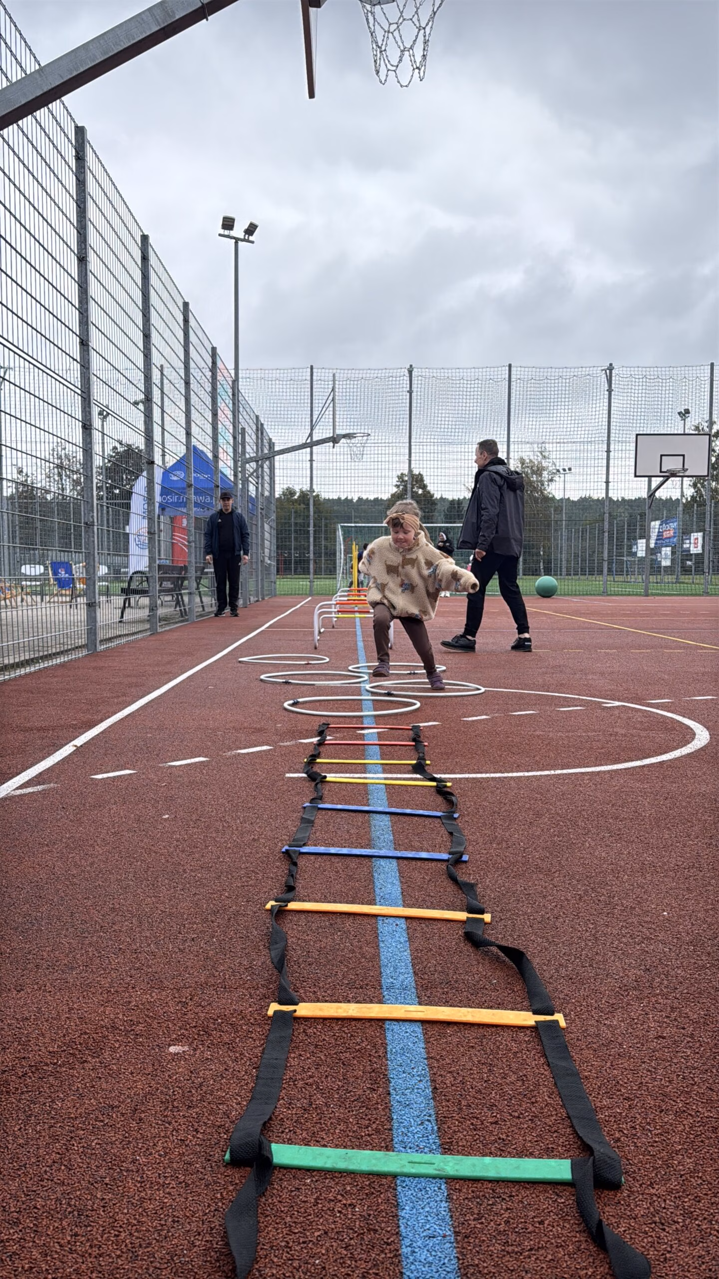 Aktywny Orlik 2026 - zdjęcia z szóstego wydarzenia. Dzieci uczestniczą w zajęciach sportowo-rekreacyjnych, warsztatach kulinarnych i pierwszej pomocy przedmedycznej. Zdjęcie nr 14