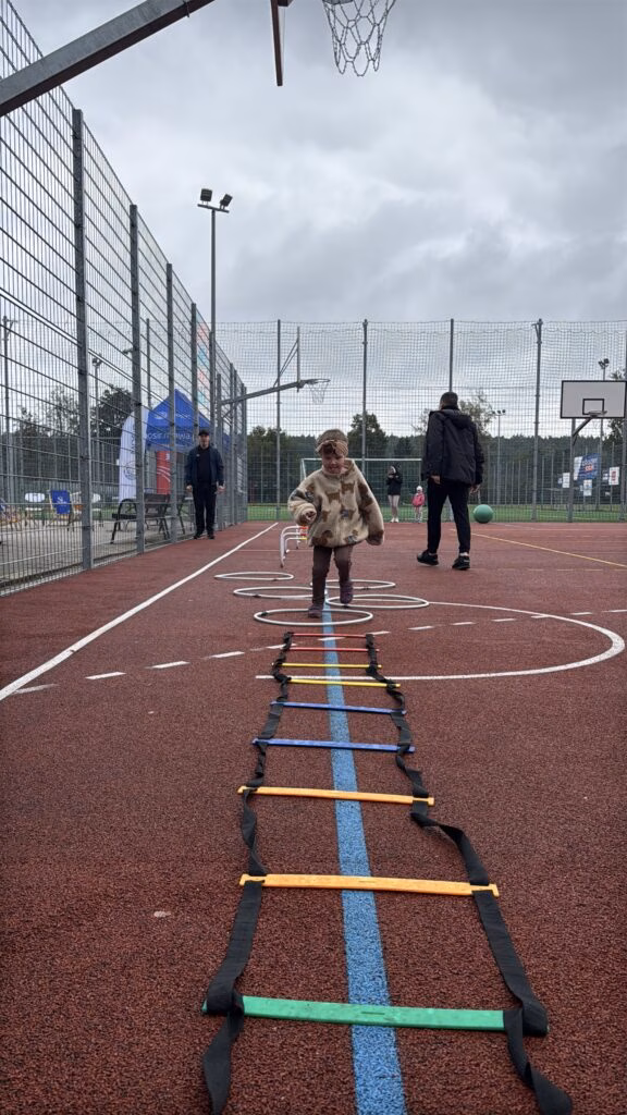 Aktywny Orlik 2026 - zdjęcia z szóstego wydarzenia. Dzieci uczestniczą w zajęciach sportowo-rekreacyjnych, warsztatach kulinarnych i pierwszej pomocy przedmedycznej. Zdjęcie nr 15