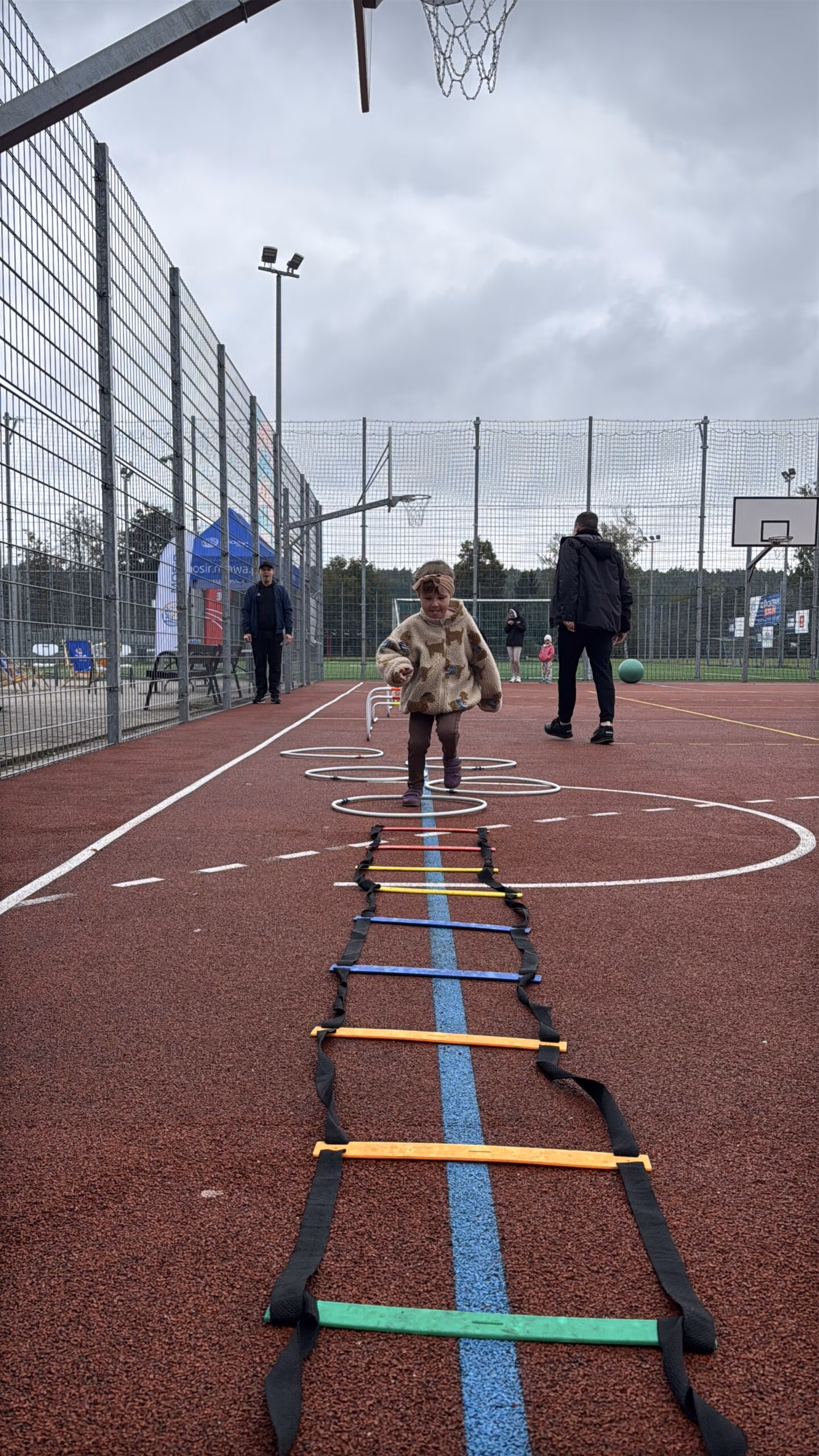 Aktywny Orlik 2026 - zdjęcia z szóstego wydarzenia. Dzieci uczestniczą w zajęciach sportowo-rekreacyjnych, warsztatach kulinarnych i pierwszej pomocy przedmedycznej. Zdjęcie nr 15