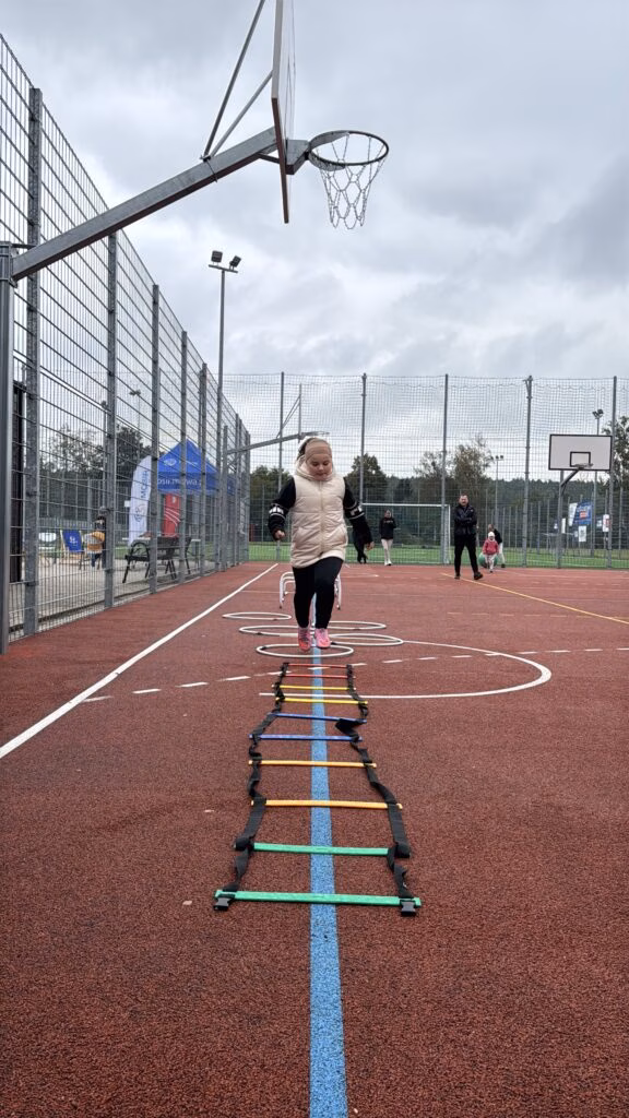 Aktywny Orlik 2026 - zdjęcia z szóstego wydarzenia. Dzieci uczestniczą w zajęciach sportowo-rekreacyjnych, warsztatach kulinarnych i pierwszej pomocy przedmedycznej. Zdjęcie nr 19