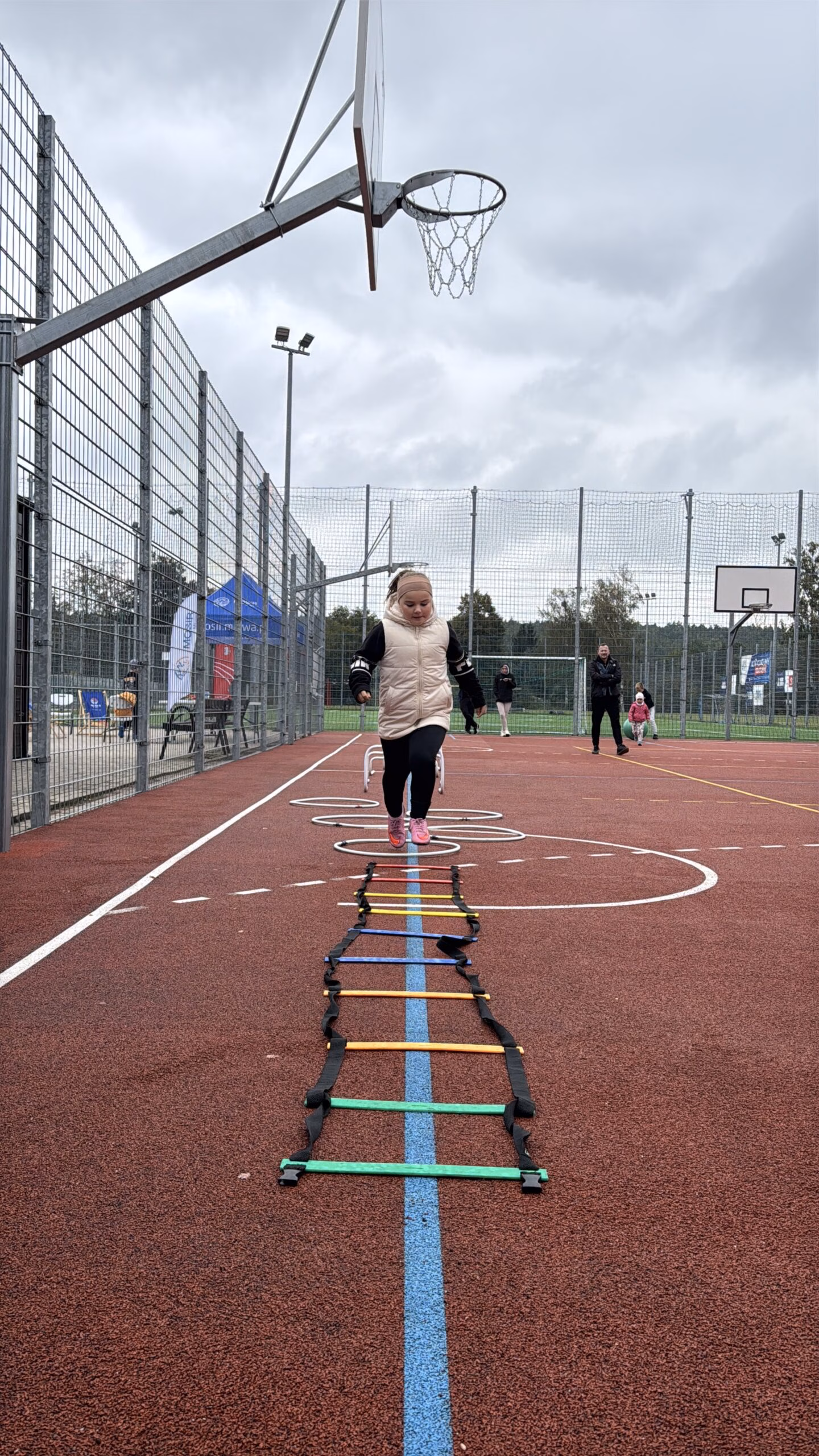 Aktywny Orlik 2026 - zdjęcia z szóstego wydarzenia. Dzieci uczestniczą w zajęciach sportowo-rekreacyjnych, warsztatach kulinarnych i pierwszej pomocy przedmedycznej. Zdjęcie nr 19