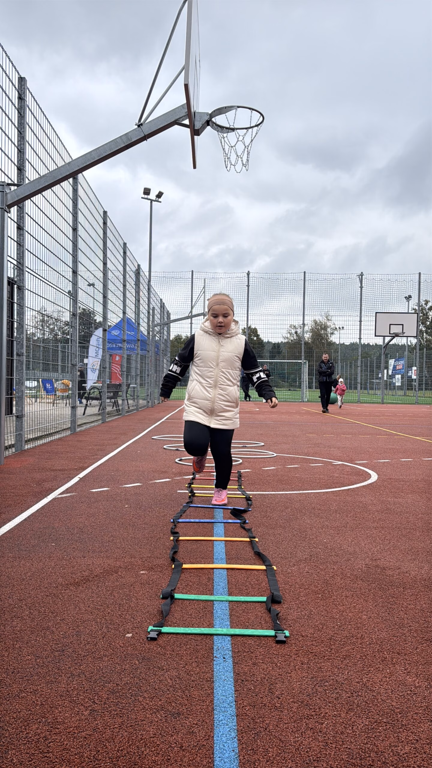 Aktywny Orlik 2026 - zdjęcia z szóstego wydarzenia. Dzieci uczestniczą w zajęciach sportowo-rekreacyjnych, warsztatach kulinarnych i pierwszej pomocy przedmedycznej. Zdjęcie nr 21