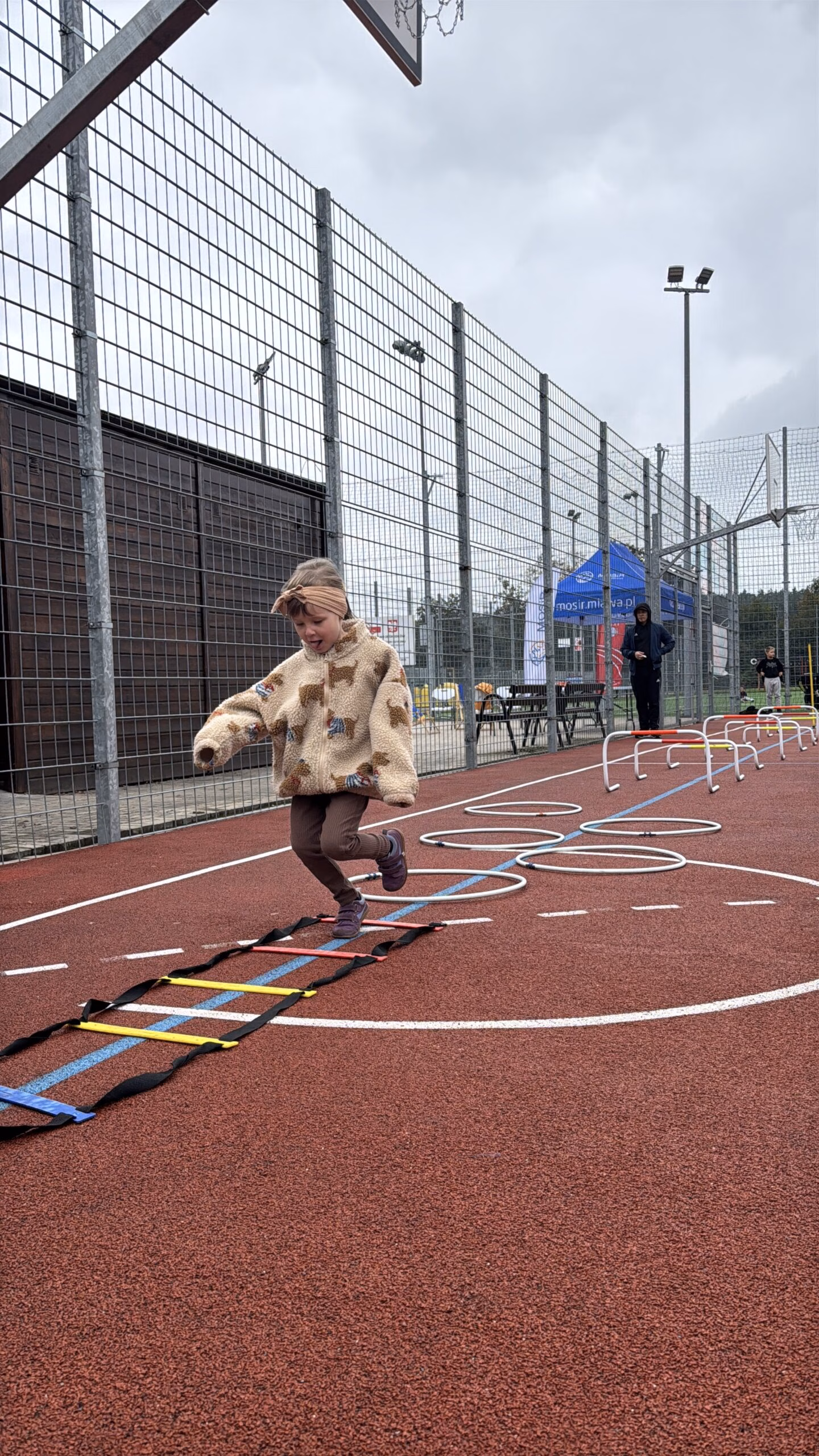 Aktywny Orlik 2026 - zdjęcia z szóstego wydarzenia. Dzieci uczestniczą w zajęciach sportowo-rekreacyjnych, warsztatach kulinarnych i pierwszej pomocy przedmedycznej. Zdjęcie nr 22