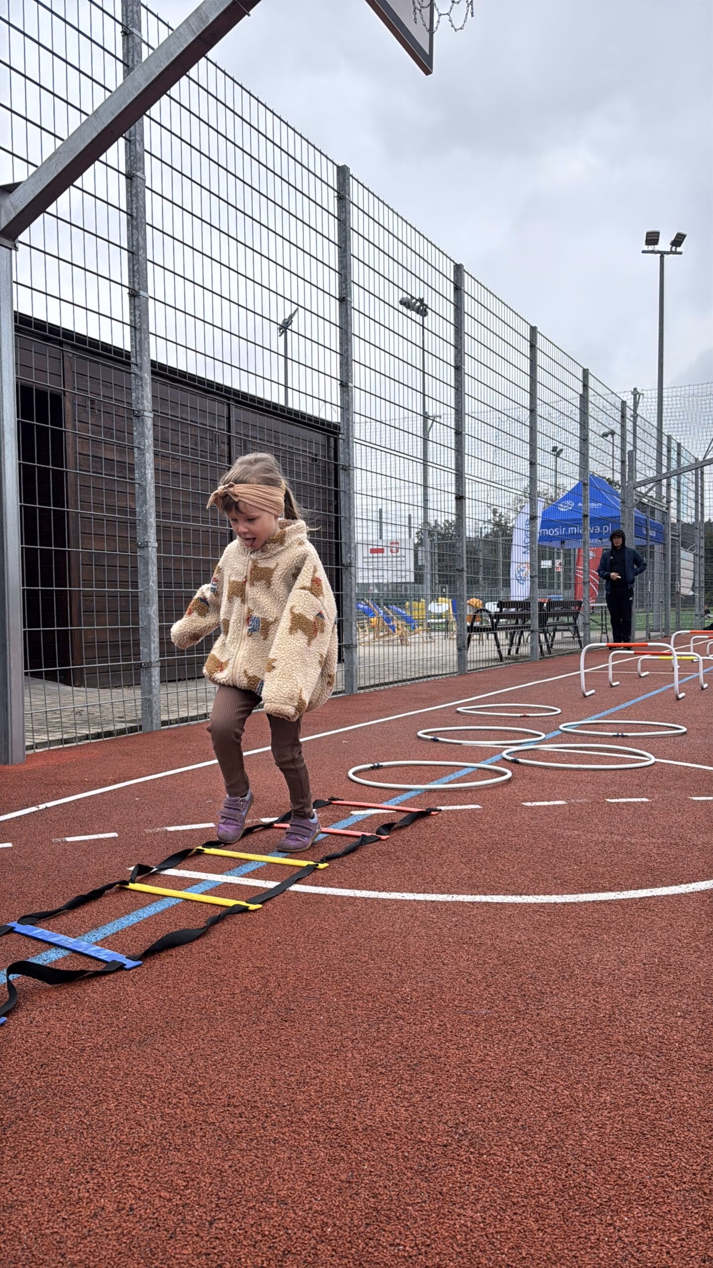 Aktywny Orlik 2026 - zdjęcia z szóstego wydarzenia. Dzieci uczestniczą w zajęciach sportowo-rekreacyjnych, warsztatach kulinarnych i pierwszej pomocy przedmedycznej. Zdjęcie nr 24
