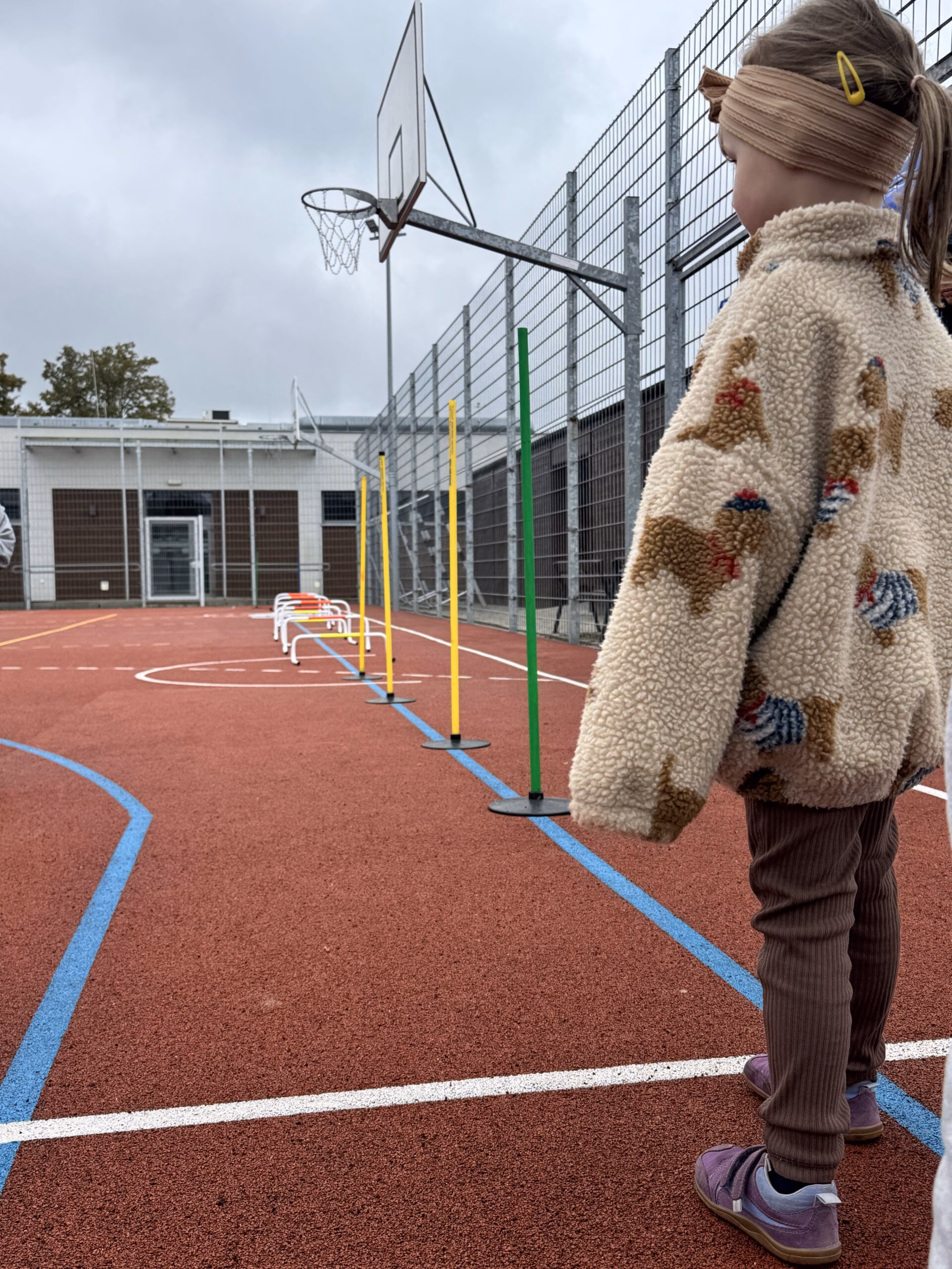 Aktywny Orlik 2026 - zdjęcia z szóstego wydarzenia. Dzieci uczestniczą w zajęciach sportowo-rekreacyjnych, warsztatach kulinarnych i pierwszej pomocy przedmedycznej. Zdjęcie nr 25