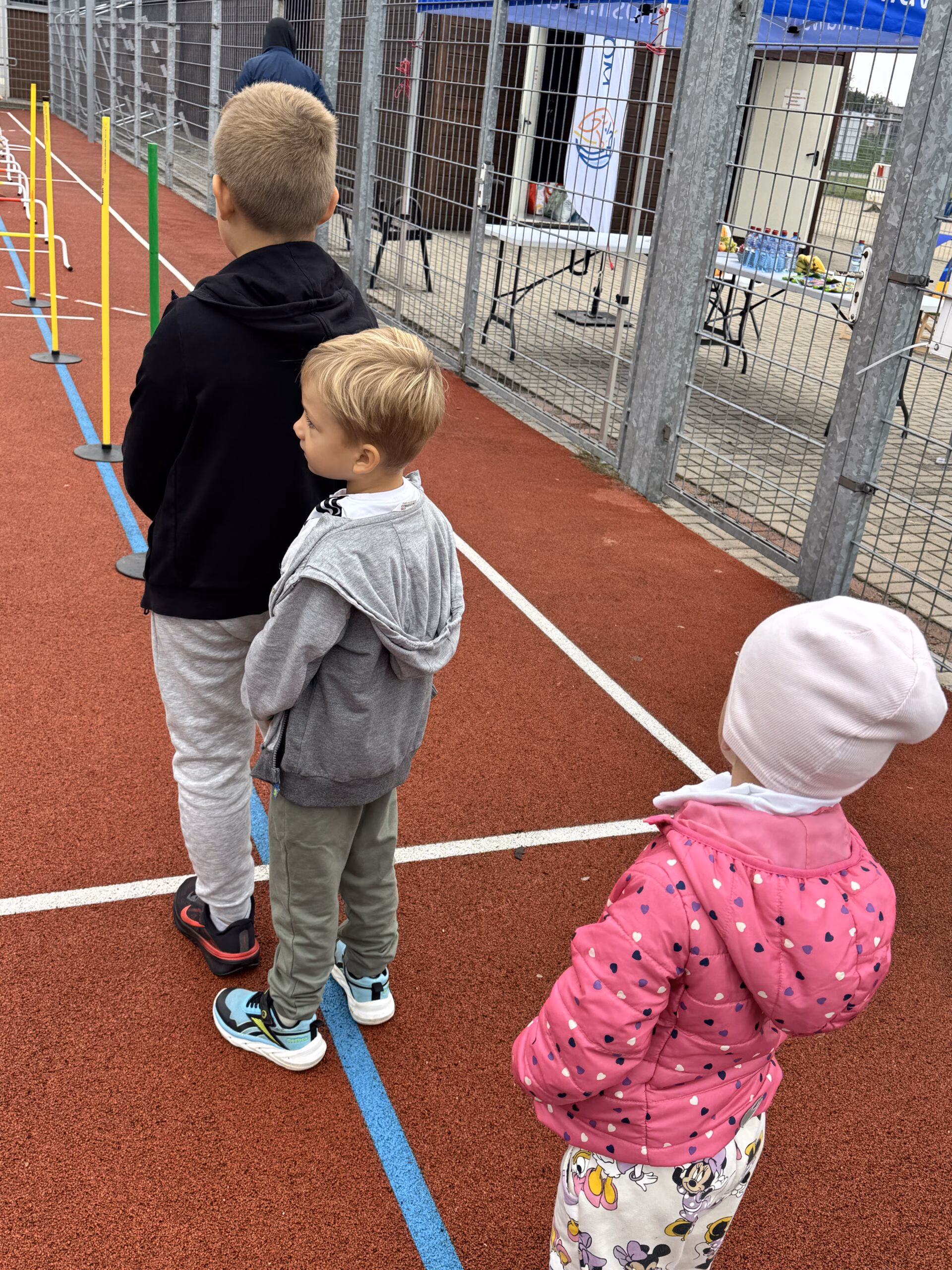 Aktywny Orlik 2026 - zdjęcia z szóstego wydarzenia. Dzieci uczestniczą w zajęciach sportowo-rekreacyjnych, warsztatach kulinarnych i pierwszej pomocy przedmedycznej. Zdjęcie nr 26
