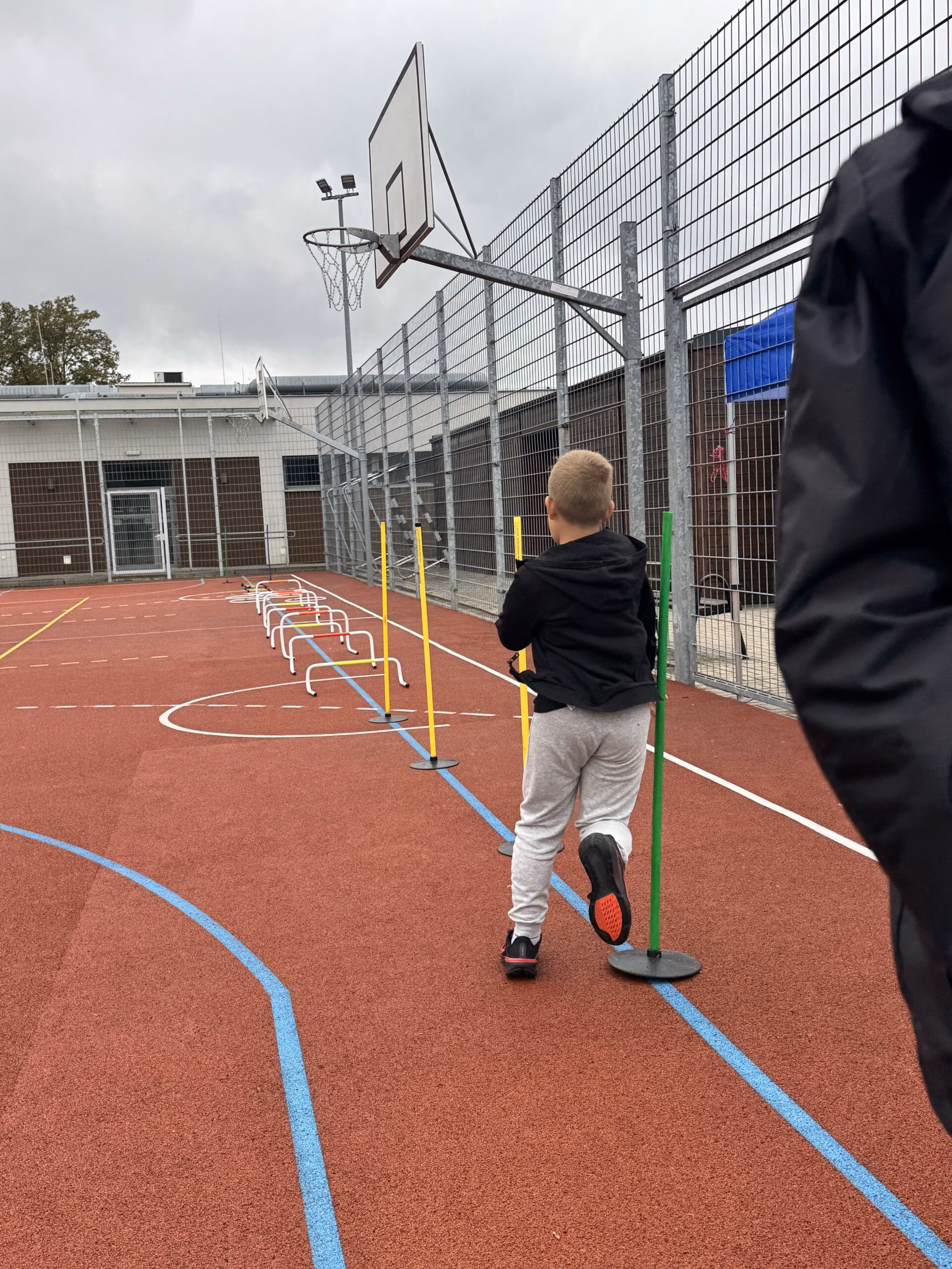 Aktywny Orlik 2026 - zdjęcia z szóstego wydarzenia. Dzieci uczestniczą w zajęciach sportowo-rekreacyjnych, warsztatach kulinarnych i pierwszej pomocy przedmedycznej. Zdjęcie nr 27