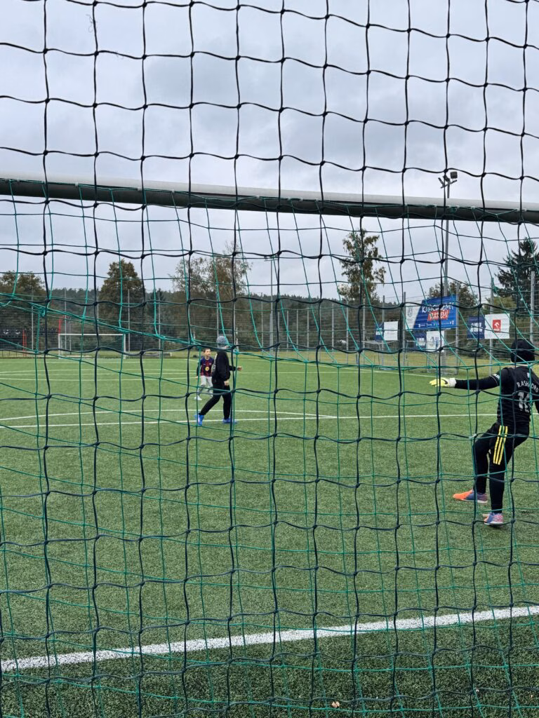 Aktywny Orlik 2026 - zdjęcia z szóstego wydarzenia. Dzieci uczestniczą w zajęciach sportowo-rekreacyjnych, warsztatach kulinarnych i pierwszej pomocy przedmedycznej. Zdjęcie nr 28