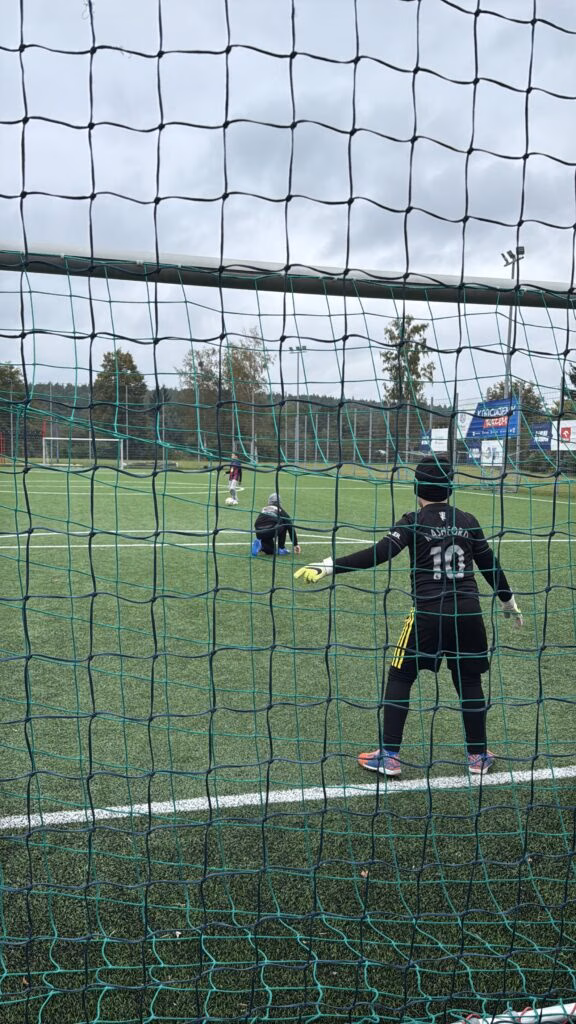 Aktywny Orlik 2026 - zdjęcia z szóstego wydarzenia. Dzieci uczestniczą w zajęciach sportowo-rekreacyjnych, warsztatach kulinarnych i pierwszej pomocy przedmedycznej. Zdjęcie nr 29