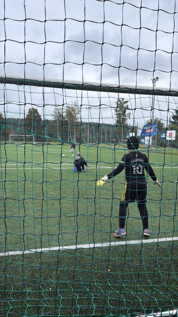 Aktywny Orlik 2026 - zdjęcia z szóstego wydarzenia. Dzieci uczestniczą w zajęciach sportowo-rekreacyjnych, warsztatach kulinarnych i pierwszej pomocy przedmedycznej. Zdjęcie nr 30