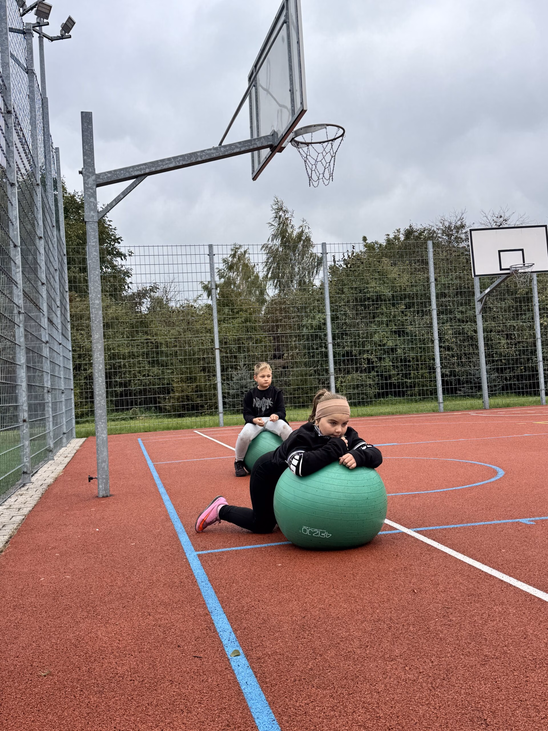 Aktywny Orlik 2026 - zdjęcia z szóstego wydarzenia. Dzieci uczestniczą w zajęciach sportowo-rekreacyjnych, warsztatach kulinarnych i pierwszej pomocy przedmedycznej. Zdjęcie nr 31